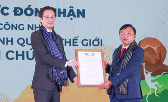 Le Huyen (right), deputy chairman of the Ninh Thuan Provincial People's Committee, receives Nui Chua's certificate of recognition as a world biosphere reserve. Photo: Duy Ngoc / Tuoi Tre