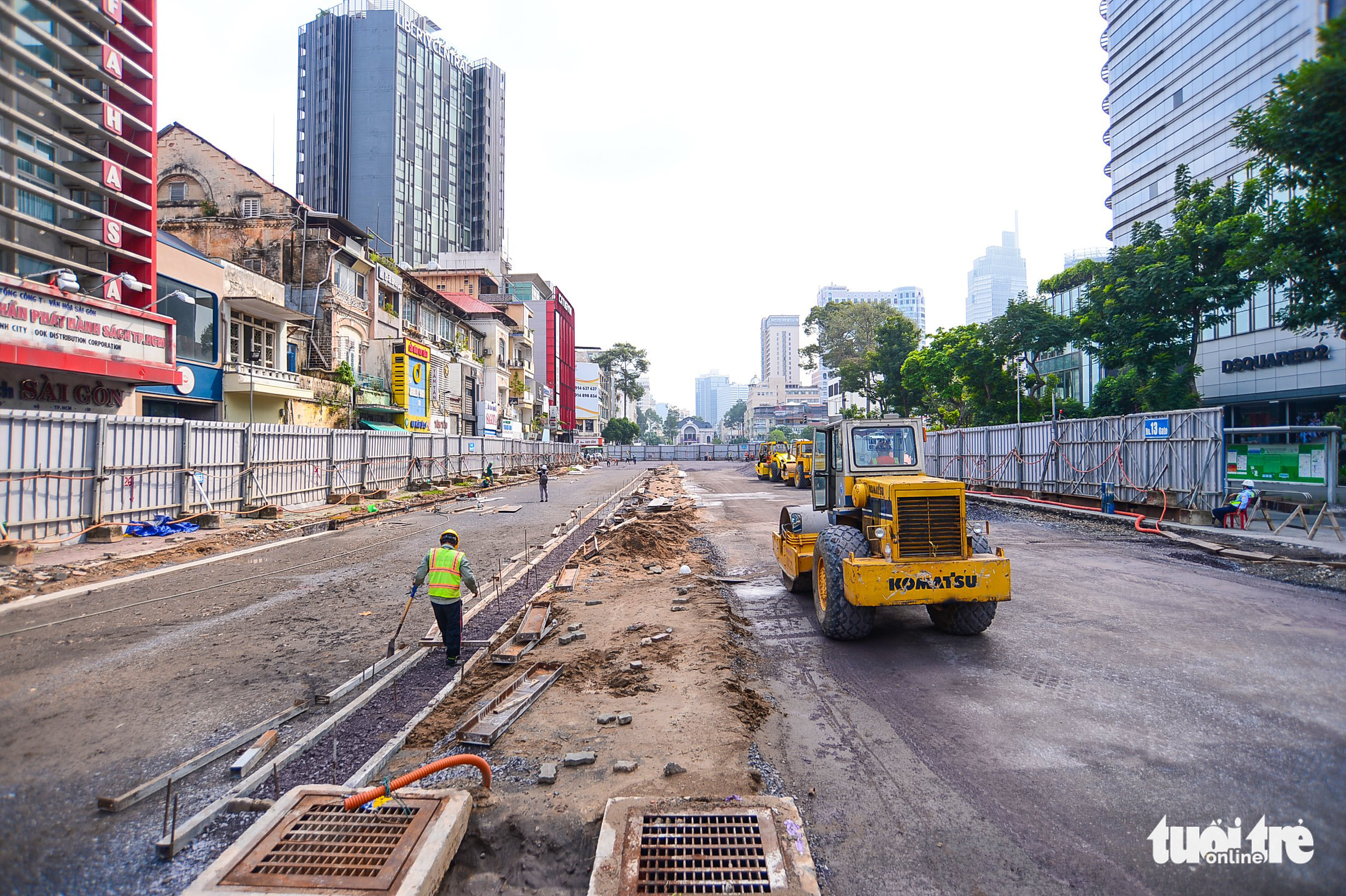 Construction workers perform their tasks on Le Loi Street in District 1, Ho Chi Minh City, April 14, 2022. Photo: Quang Dinh / Tuoi Tre