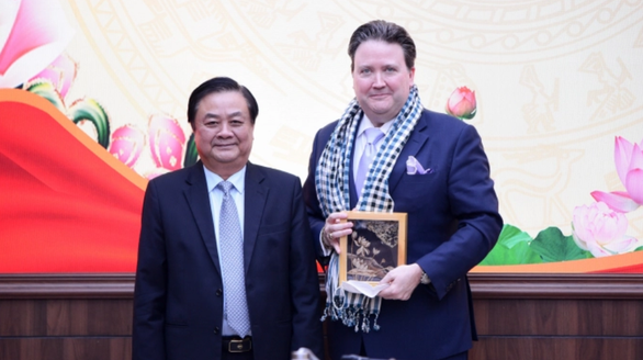 Vietnam agriculture minister invites American ambassador to visit honey makers