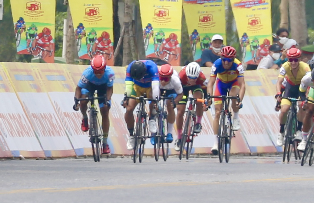 Cyclists race in the tenth stage of the 2022 Ho Chi Minh City TV (HTV) Cup tournament in Thua Thien-Hue Province, Vietnam, April 15 2022. Photo: M.Q. / Tuoi Tre
