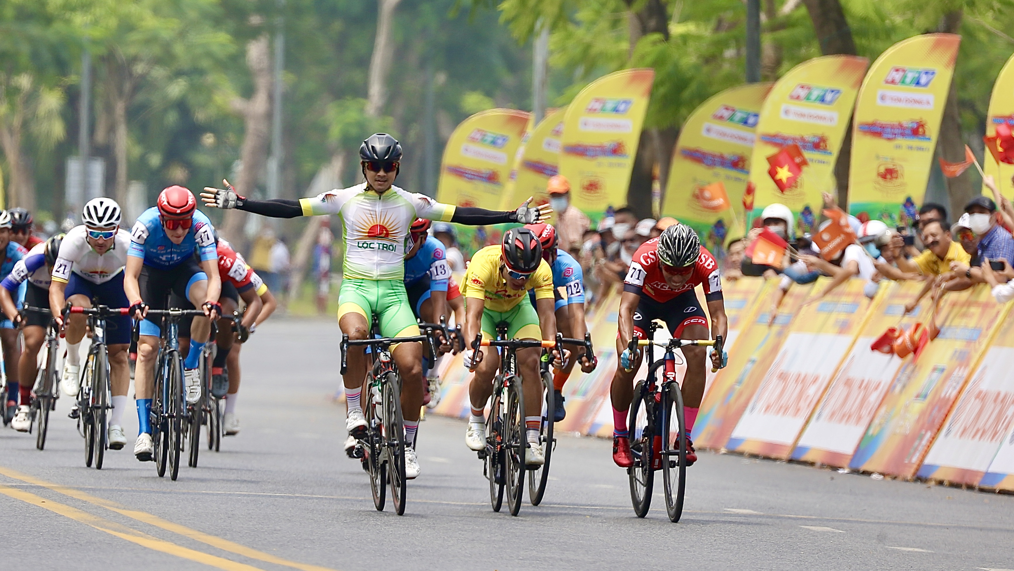 Vietnamese racer wins national cycling tourneys 10th stage Tuoi Tre News