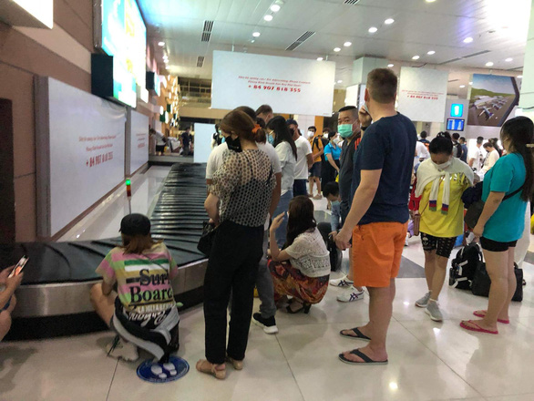 Passengers wait to receive their luggage at Phu Quoc International Airport on Phu Quoc Island, Kien Giang Province, on April 15, 2022. Photo: H.S. / Tuoi Tre