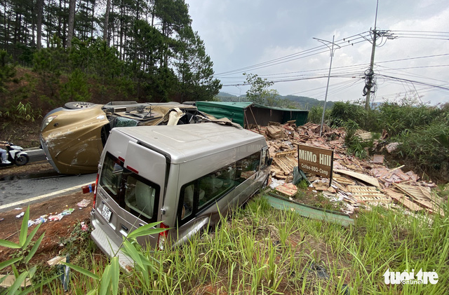 The scene of a head-on collision between a tractor-trailer and a 16-seater van on Mimosa Pass in Da Lat City, Lam Dong Province, Vietnam, April 15, 2022. Photo: M.V. / Tuoi Tre