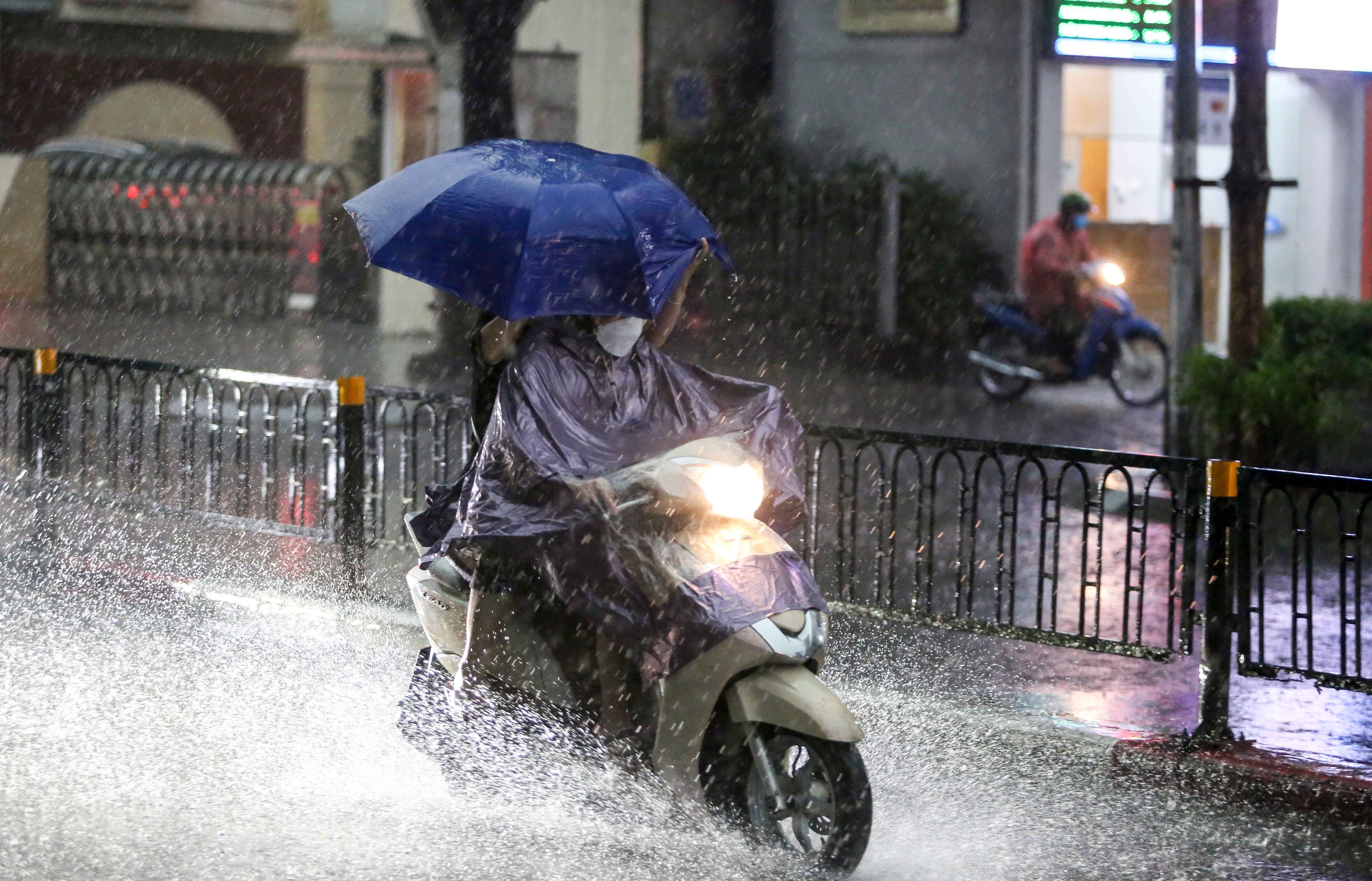 Monsoon, cold snap to lower temperatures in northern Vietnam; rain to fall in south next week