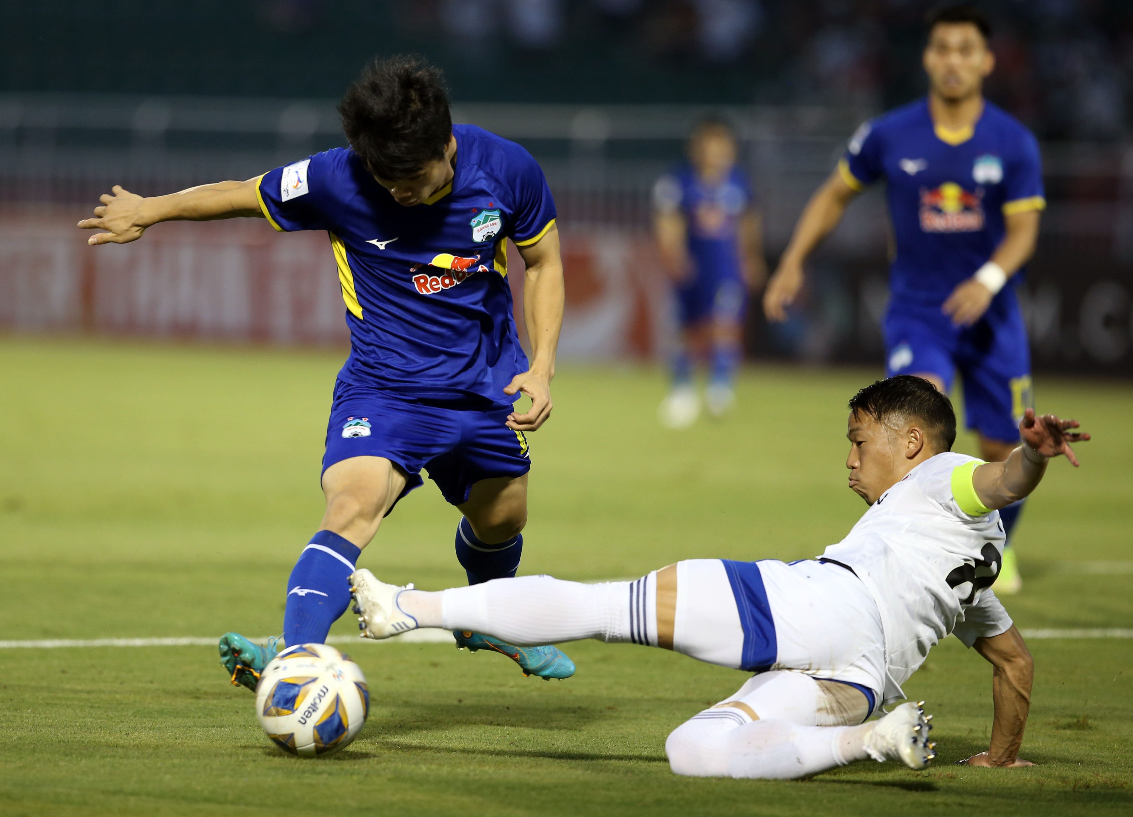 Nguyen Cong Phuong (L) of Hoang Anh Gia Lai during the opener at the AFC Champions League in Ho Chi Minh City, April 16, 2022. Photo: N.K. / Tuoi Tre
