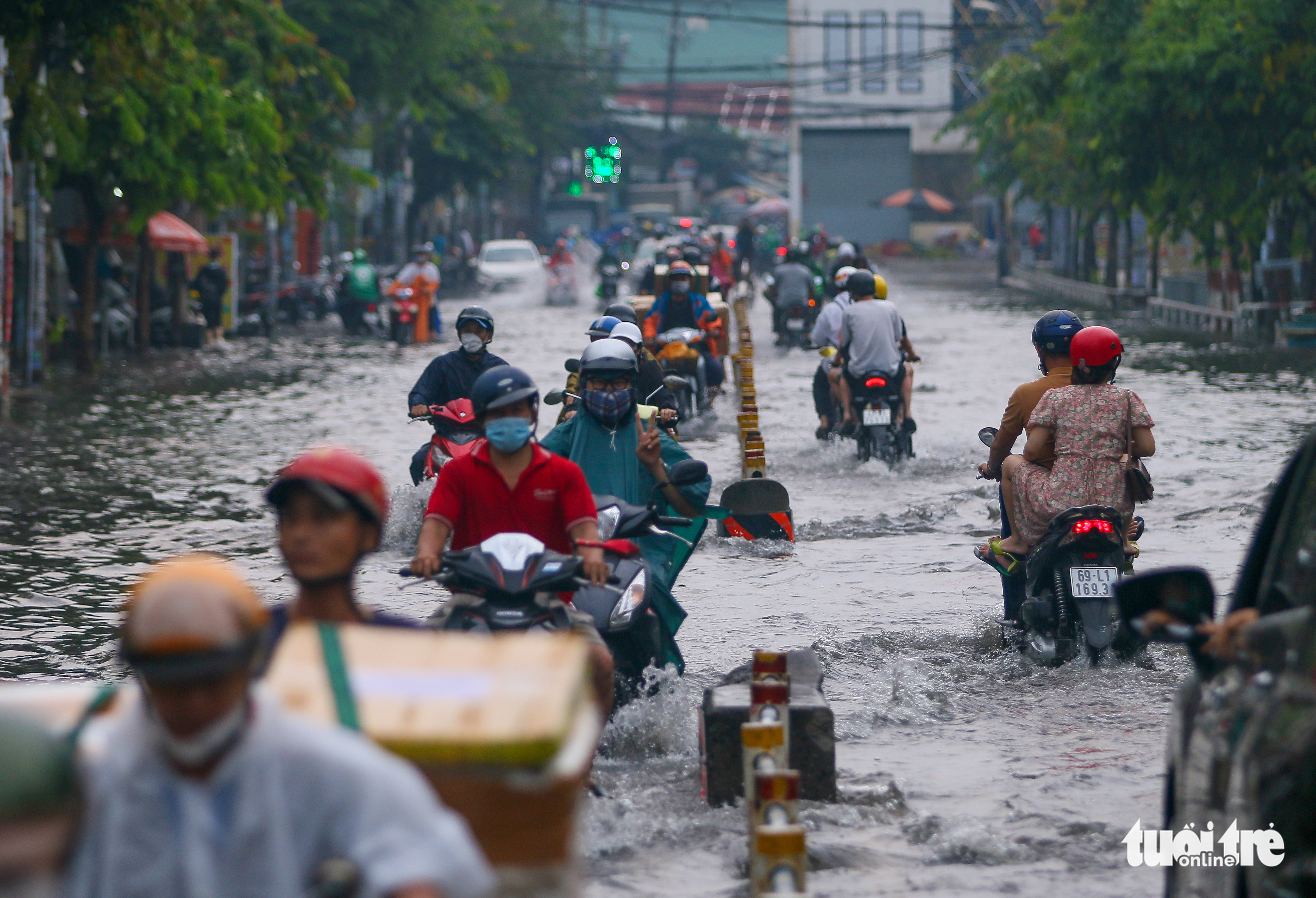 Nguyen Van Khoi Street in Go Vap District, Ho Chi Minh City is flooded following a rain on April 16, 2022. Photo: Chau Tuan / Tuoi Tre