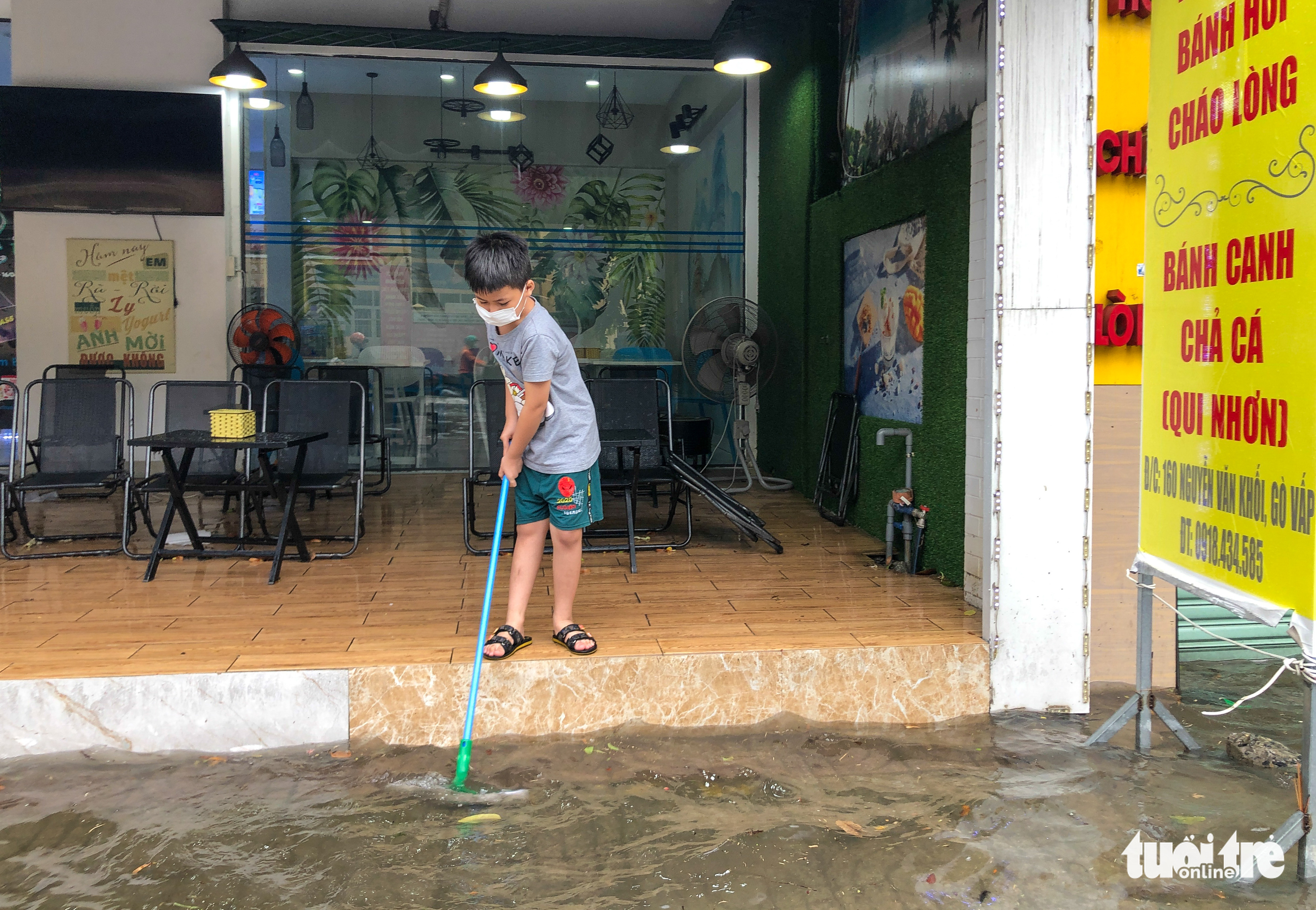 A sidewalk is flooded in Go Vap District, Ho Chi Minh City, April 16, 2022. Photo: Chau Tuan / Tuoi Tre