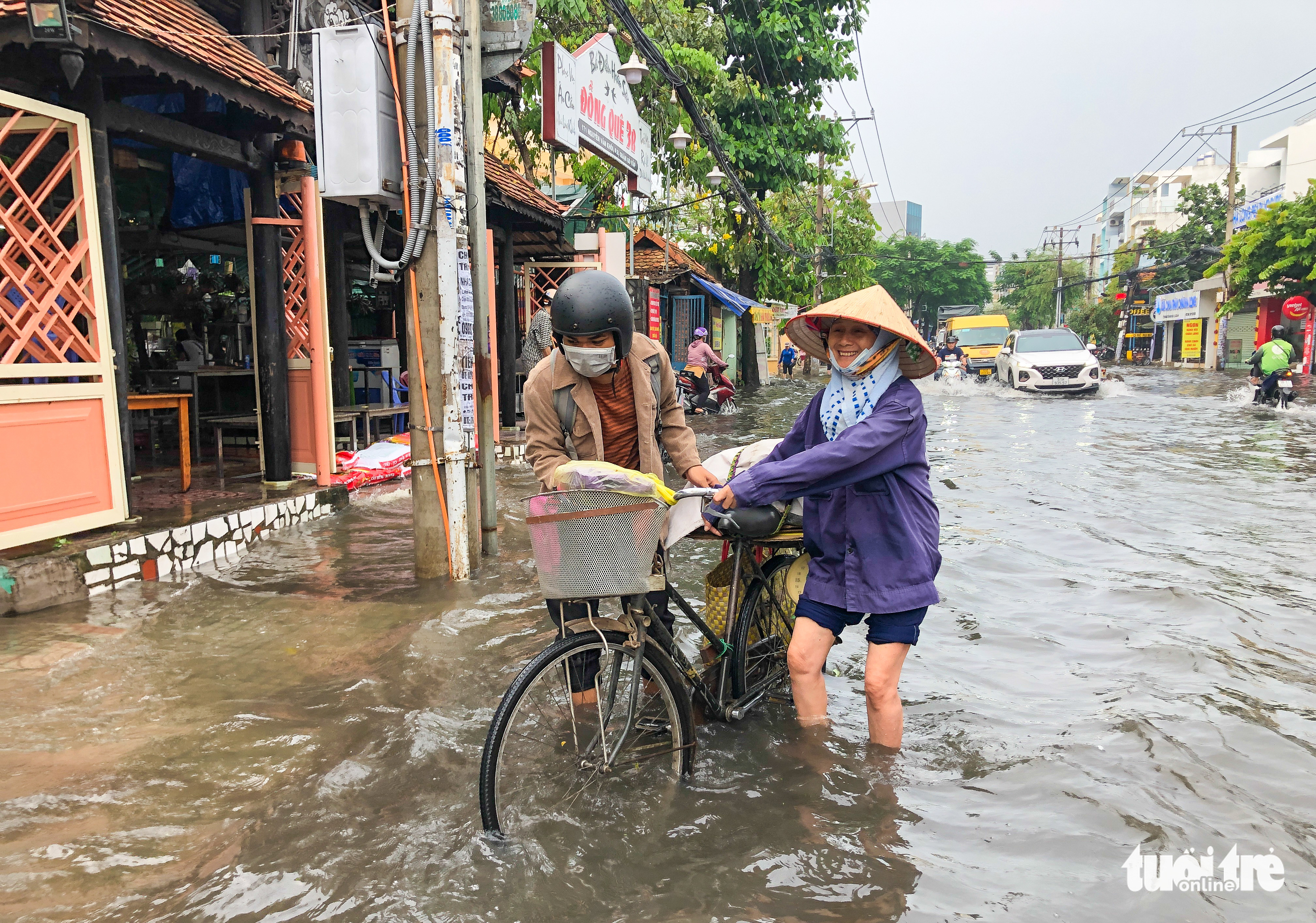 30-minute rain sinks streets in Ho Chi Minh City