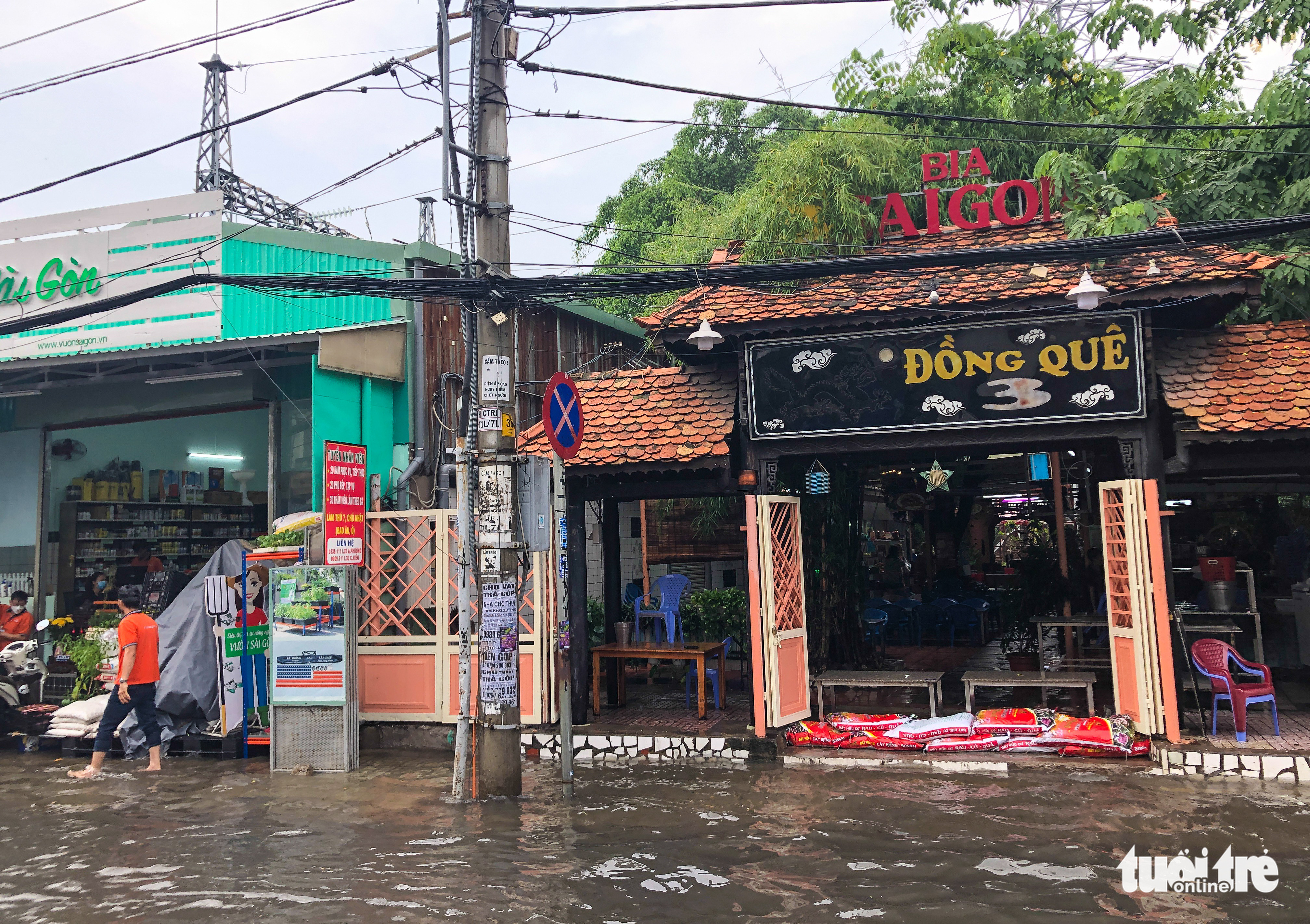 A restaurant uses sandbags to prevent water from flowing in, April 16, 2022. Photo: Chau Tuan / Tuoi Tre