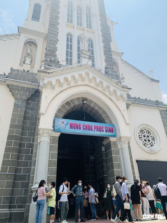 This image shows parishioners at the front of Huyen Si Church in District 1, Ho Chi Minh City on Easter Sunday, April 17, 2022. Photo: Phuong Nam / Tuoi Tre