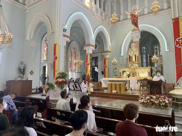 Father Joseph Dao Nguyen Vu is seen extending his wishes of peace to the Korean-speaking community at Huyen Si Church in District 1, Ho Chi Minh City on April 17, 2022 in this image. Photo: Phuong Nam / Tuoi Tre