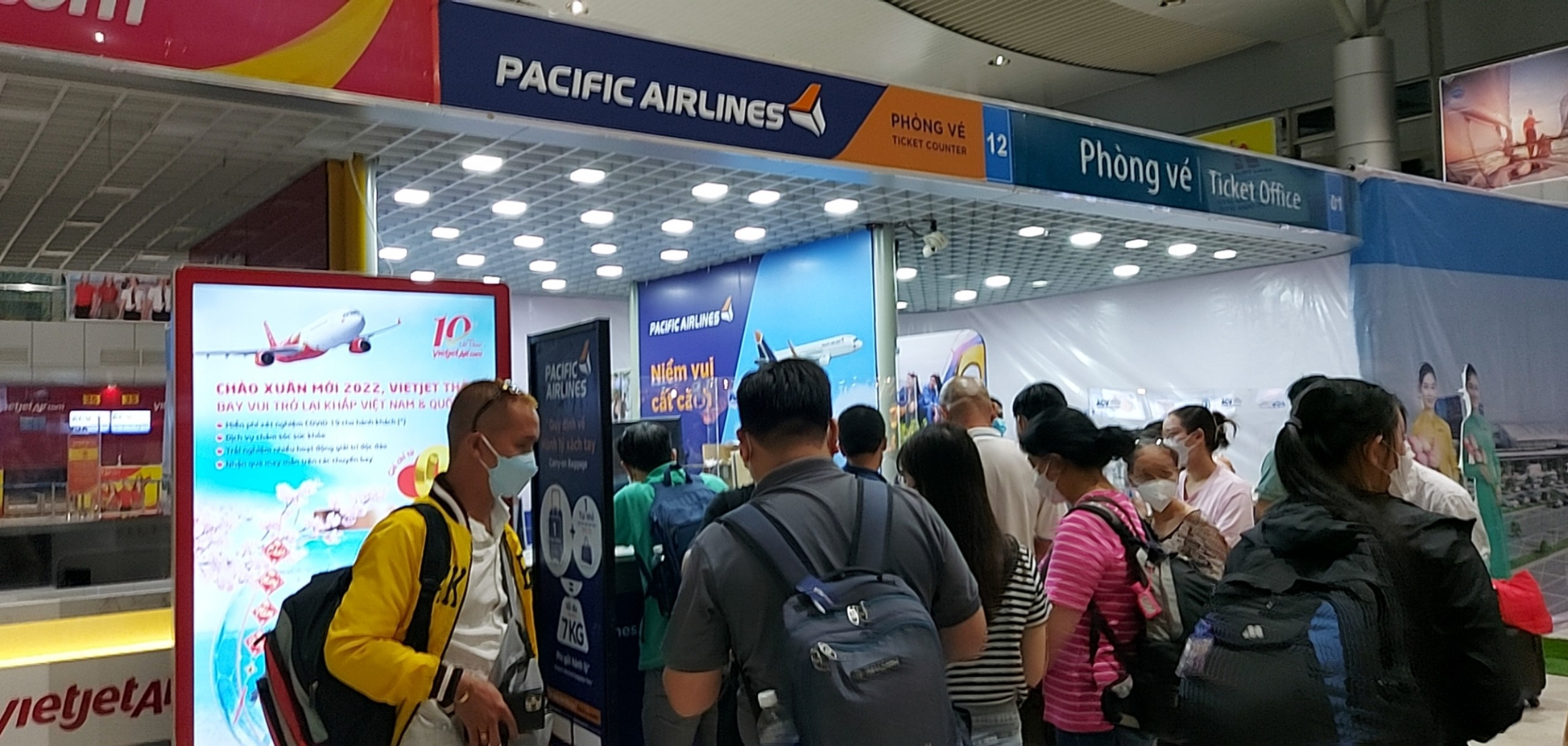Passengers wait hours at south-central airport for substitute plane from Ho Chi Minh City