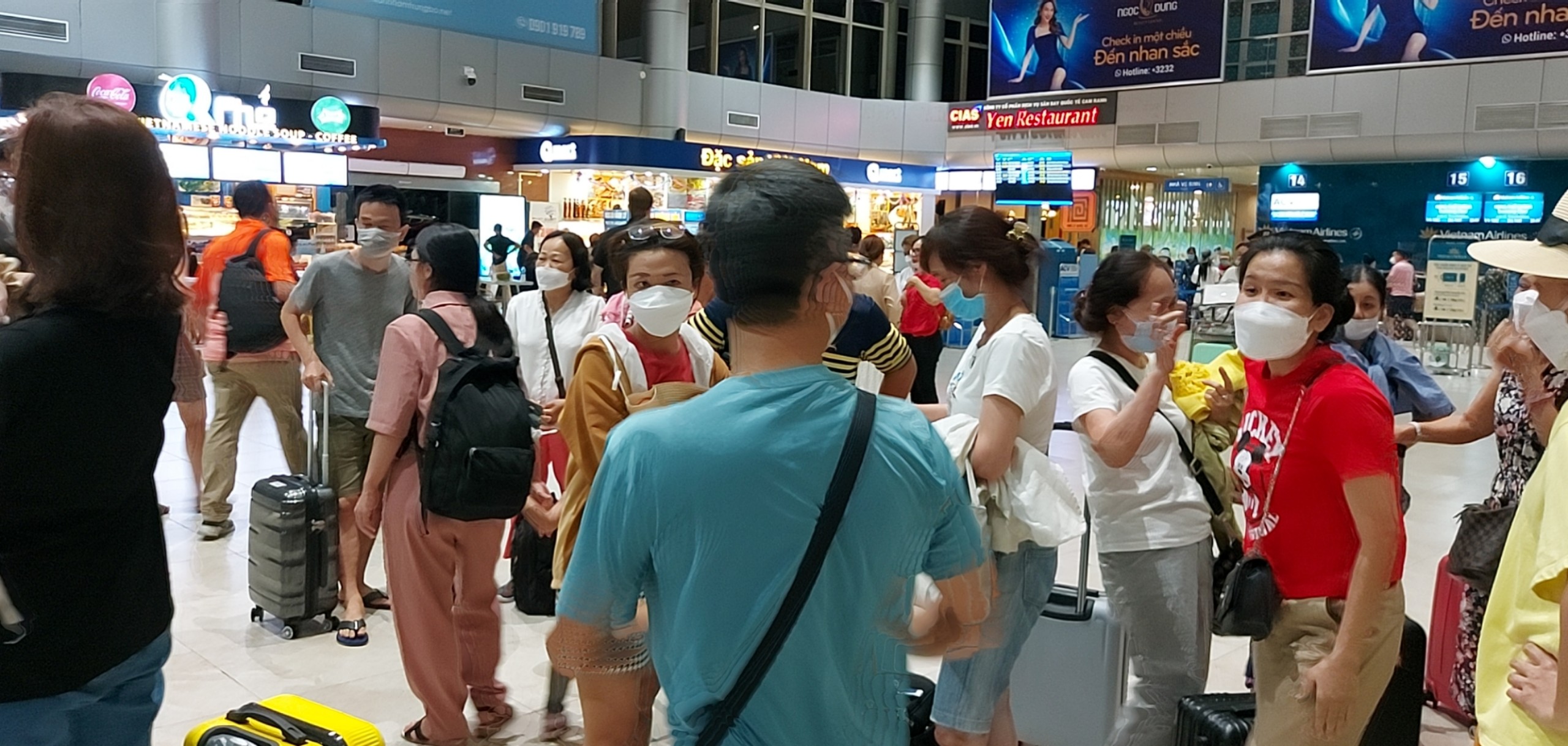 Passengers wait as their Pacific Airlines flight to Ho Chi Minh City is delayed at Cam Ranh Airport in Khanh Hoa Province, Vietnam, April 17, 2022. Photo: Minh Nhat / Tuoi Tre
