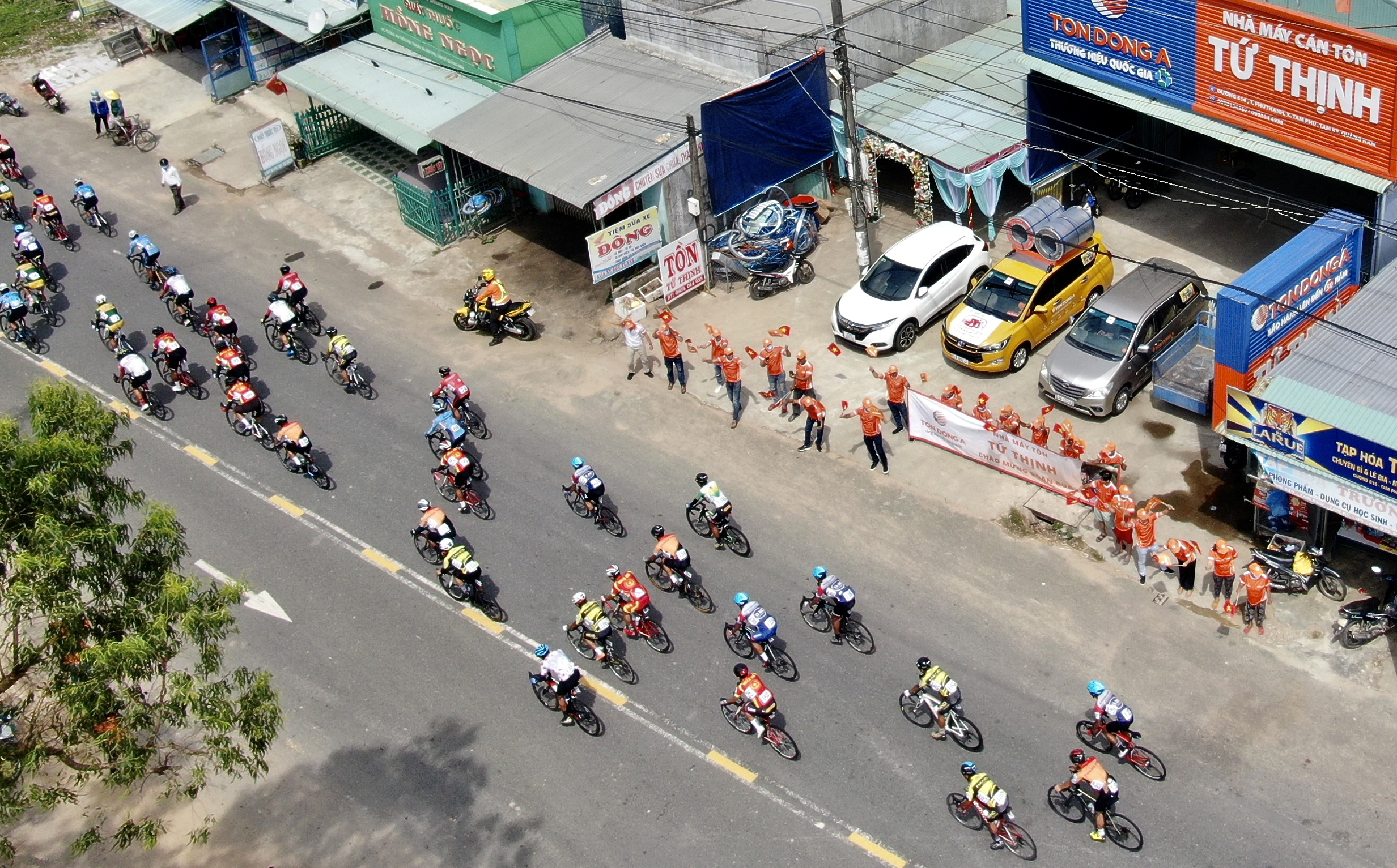 Cyclists race in the 13th stage of the 2022 Ho Chi Minh City TV (HTV) Cup tournament from Da Nang City to Tam Ky City in Quang Nam Province, Vietnam, April 19, 2022. Photo: M.Q. / Tuoi Tre
