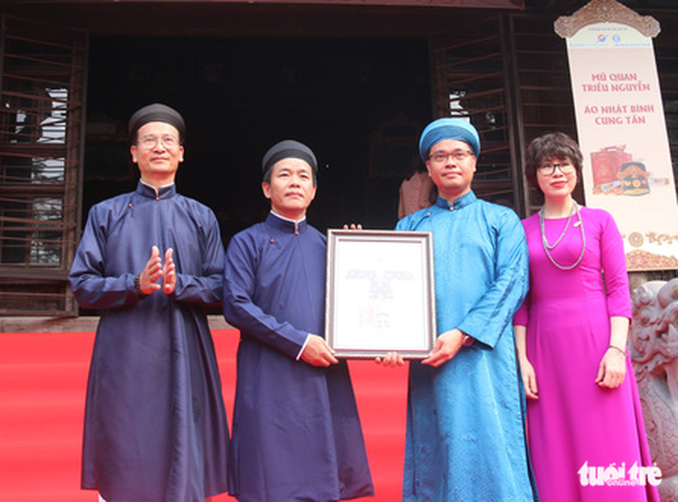 Nguyen Van Phuong (second from left), chairman of the Thua Thien-Hue Province People's Committee, receives the agreement on cooperation in preserving Nguyen Dynasty antiques from the representative of Sunshine Group Joint Stock Company in Hue, on April 17, 2022. Photo: Nhat Linh / Tuoi Tre