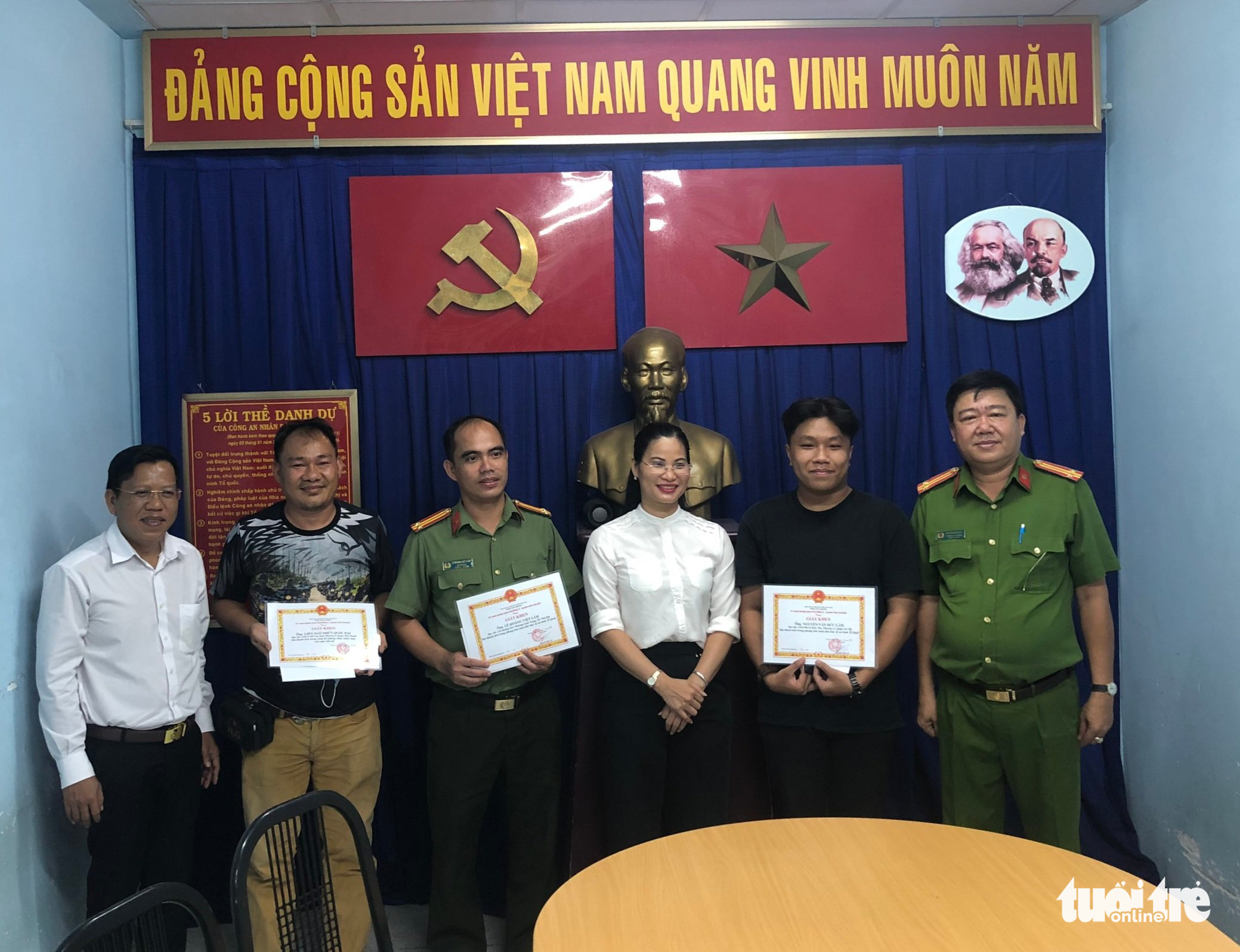 Officials award certificates of honor to three men for their brave acts to protect public order in Phu Nhuan District, Ho Chi Minh City, April 18, 2020. Photo: D.T. / Tuoi Tre