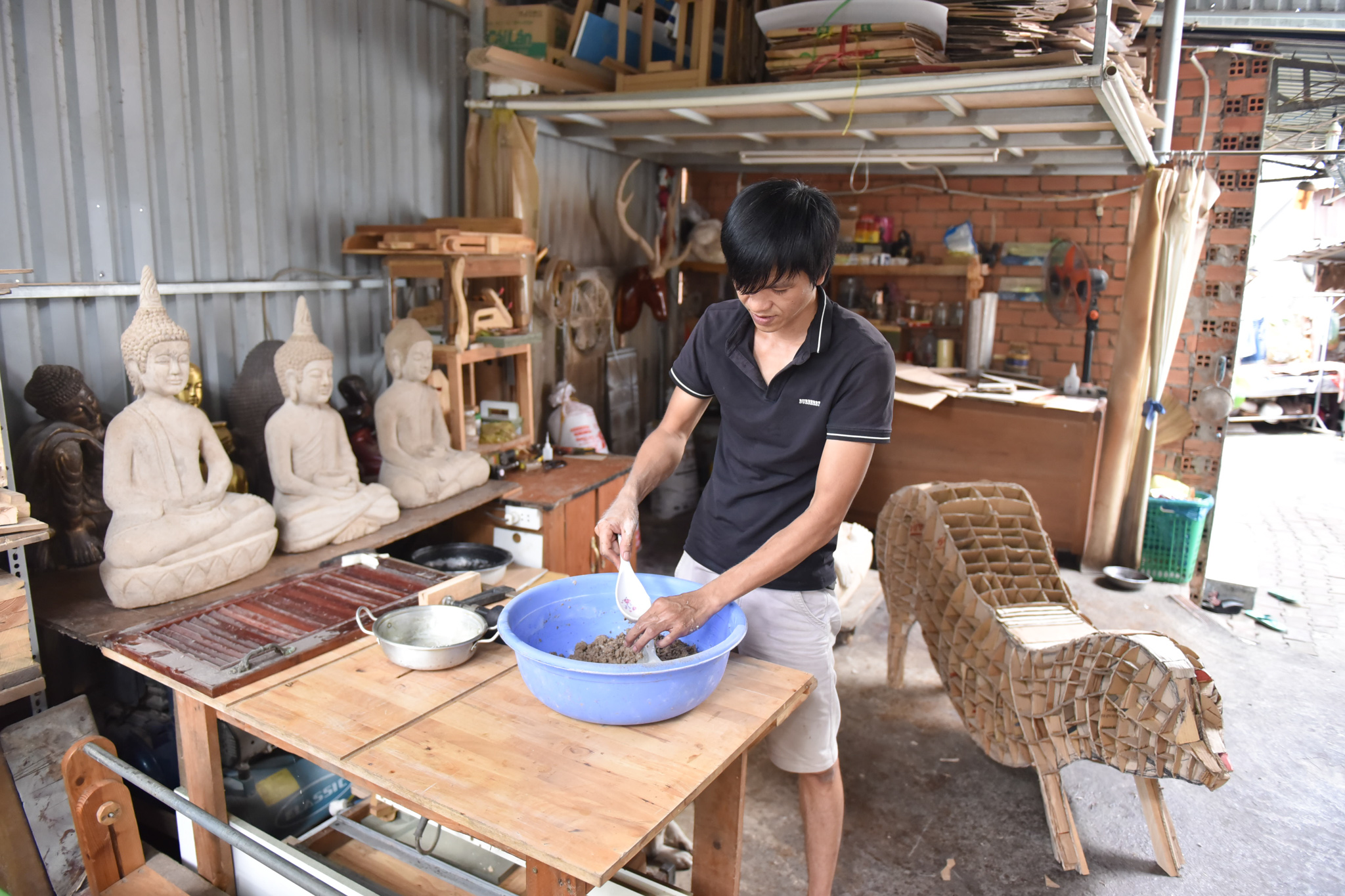 Nguyen Hoang Hai is working with paper pulp at his workshop at 100 Bui Quoc Khanh Street, Chanh Nghia Ward, Thu Dau Mot City, Binh Duong Province. Photo: Ngoc Phuong / Tuoi Tre News