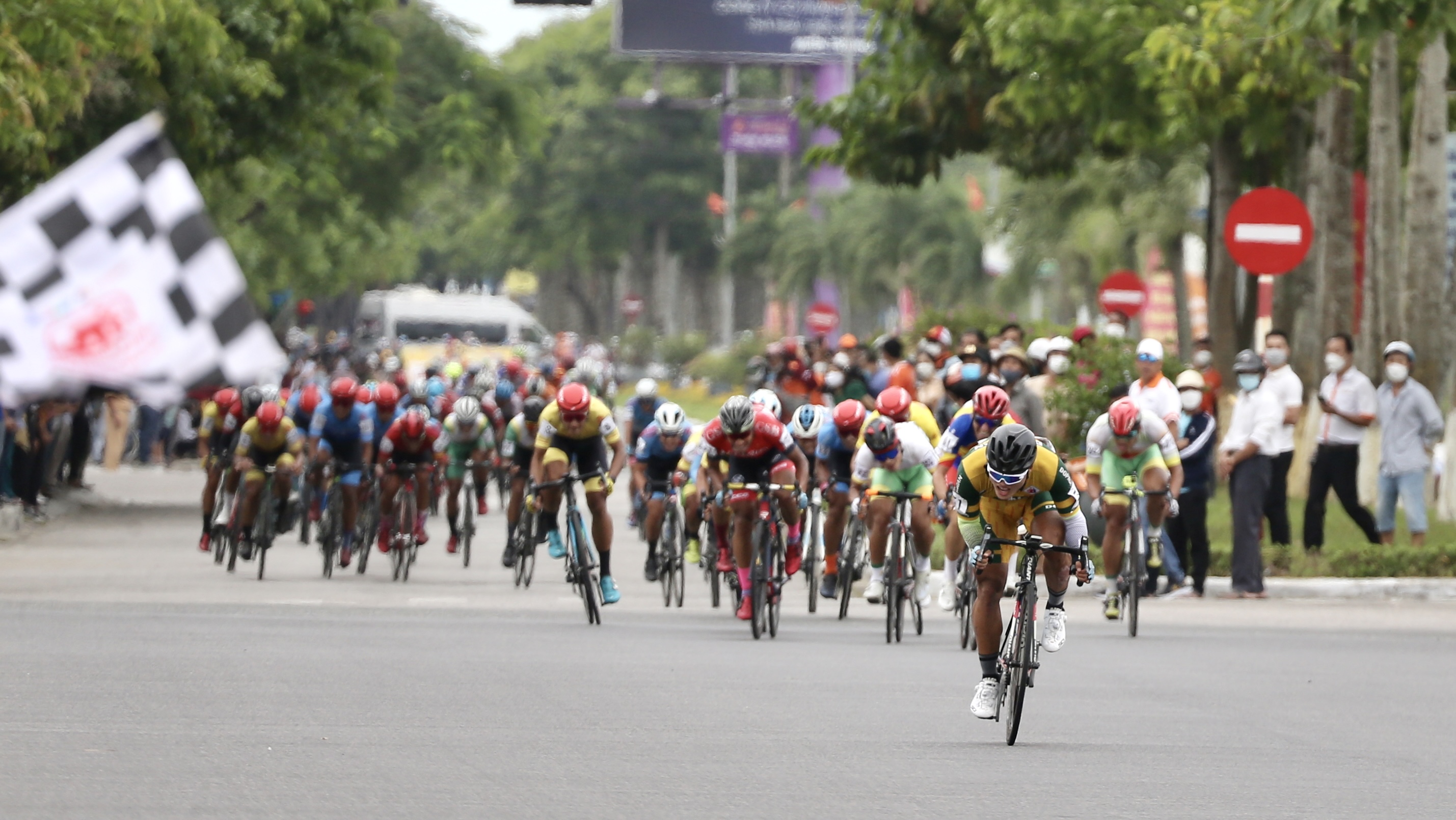 Fall near finish line costs Vietnamese rider lead position in mountains classification at national cycling race