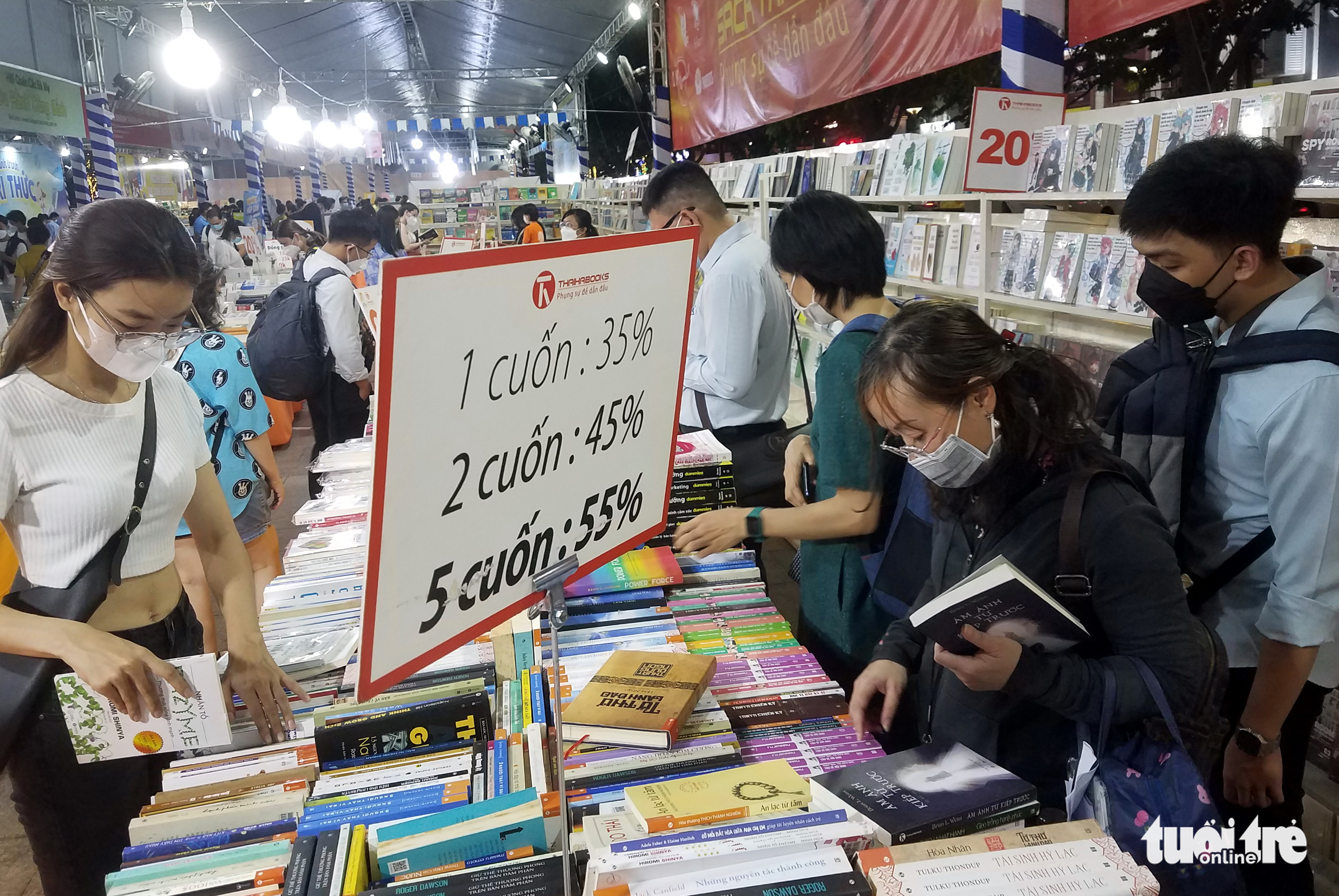 People shop for books at the opening ceremony of the first Vietnam Book and Reading Culture Day on Nguyen Hue Pedestrian Street in District 1, Ho Chi Minh City, April 19, 2022. Photo: L. Dien / Tuoi Tre