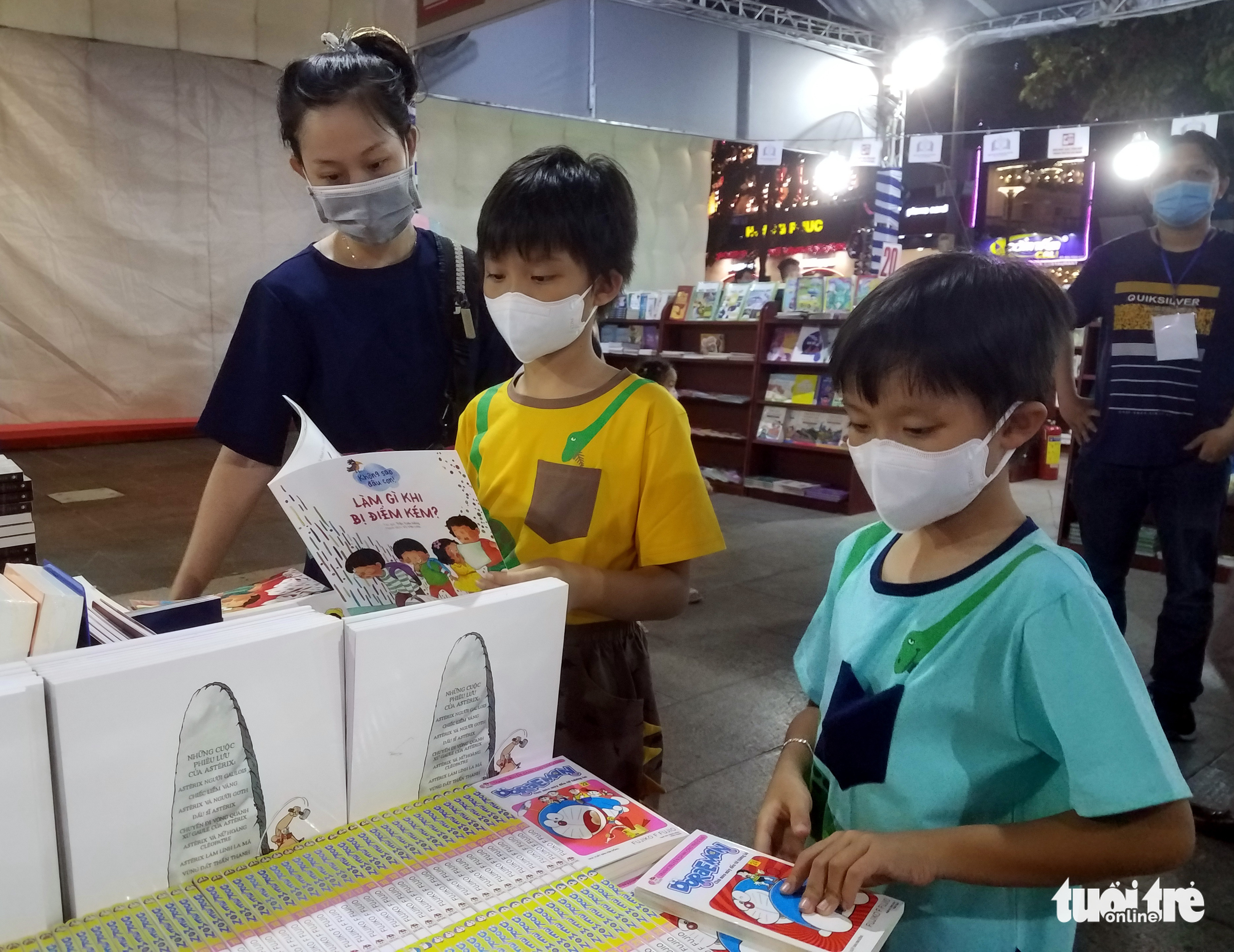 Children read books at the opening ceremony of the first Vietnam Book and Reading Culture Day on Nguyen Hue Pedestrian Street in District 1, Ho Chi Minh City, April 19, 2022. Photo: L. Dien / Tuoi Tre