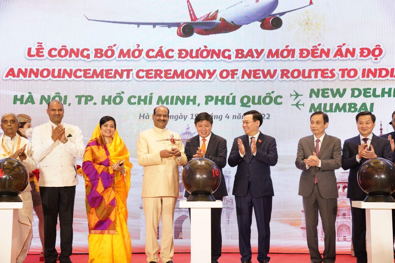Vietnamese National Assembly Chairman Vuong Dinh Hue and Speaker of the Indian Lok Sabha Om Birla attend a ceremony for Vietjet’s new direct routes to India in Hanoi, April 19, 2022. Photo: Vietjet