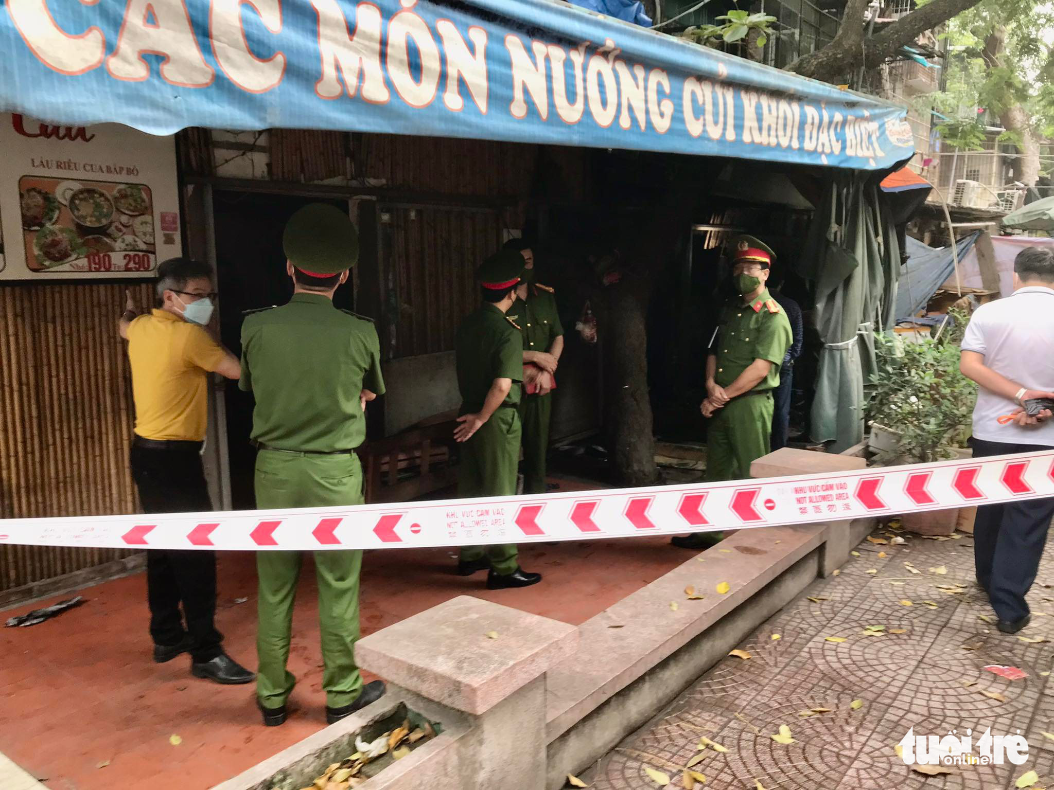 Police officers work at the scene of a house fire on Pham Ngoc Thach Street in Dong Da District, Hanoi, April 21, 2022. Photo: Chi Tue / Tuoi Tre
