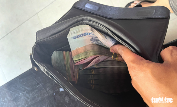 Nearly VND1 billion in cash contained in the lost bag. Photo: Tra Giang / Tuoi Tre