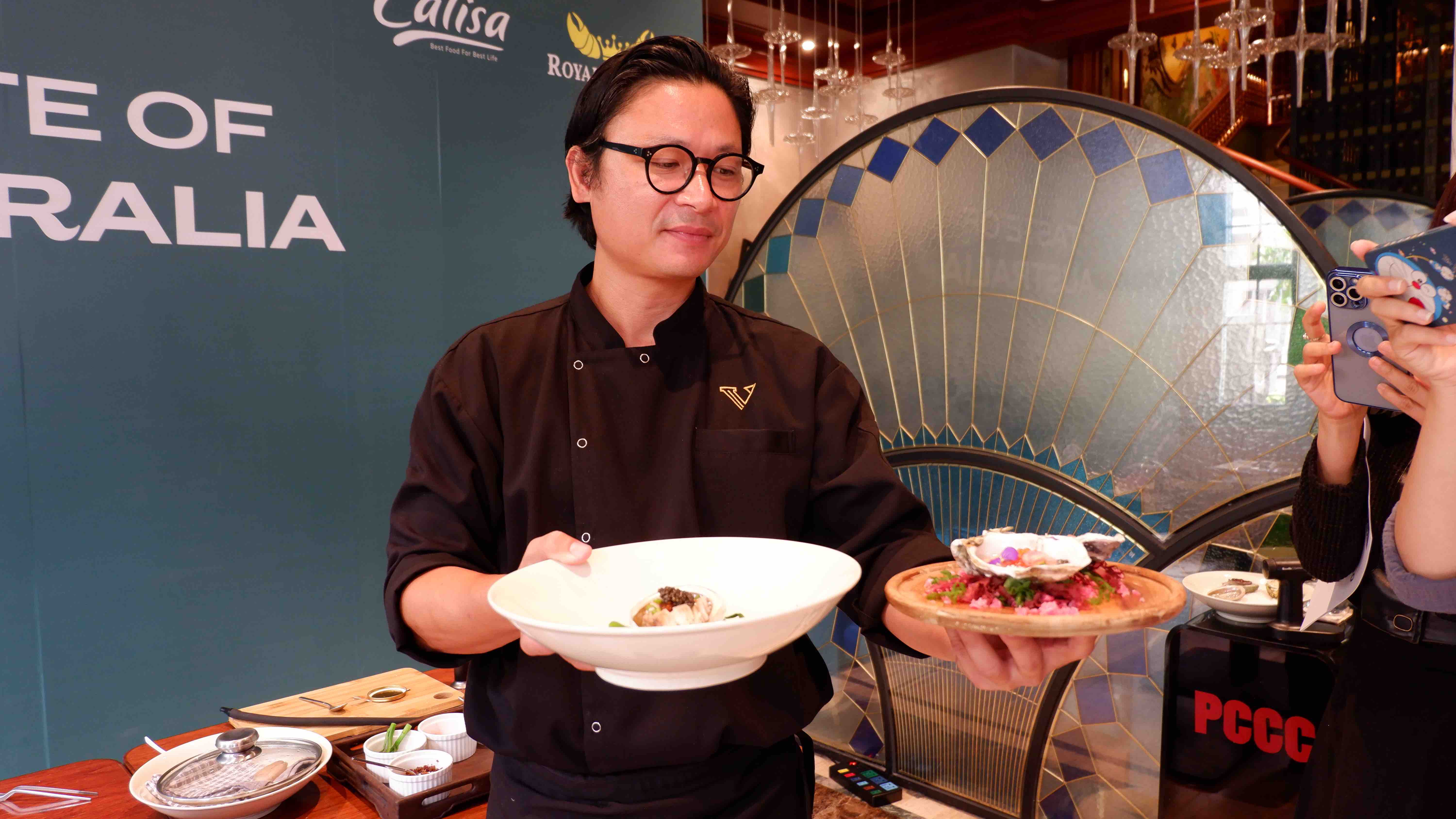 Chef Luke Nguyen showcases his two dishes made from Australian high-end abalone and oyster. Photo: Linh To / Tuoi Tre