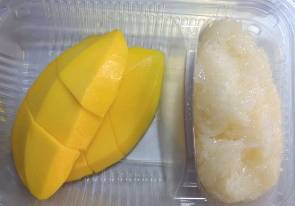 Mango sticky rice are seen in lunch box at a shop in Bangkok April 20, 2022. Photo: Reuters