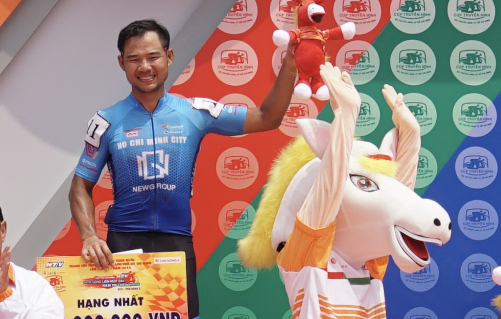 Russian cyclist contributes to Vietnamese teammate’s stage victory at national race