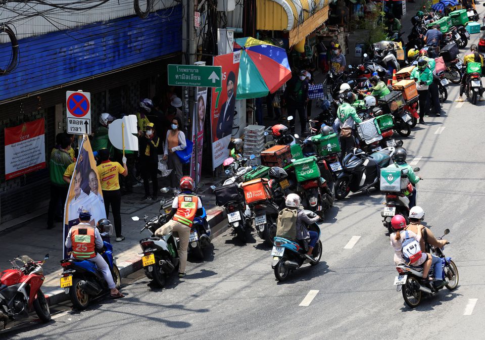 Delivery bikers line up at a Mango sticky rice shop in Bangkok April 21, 2022. Photo: Reuters