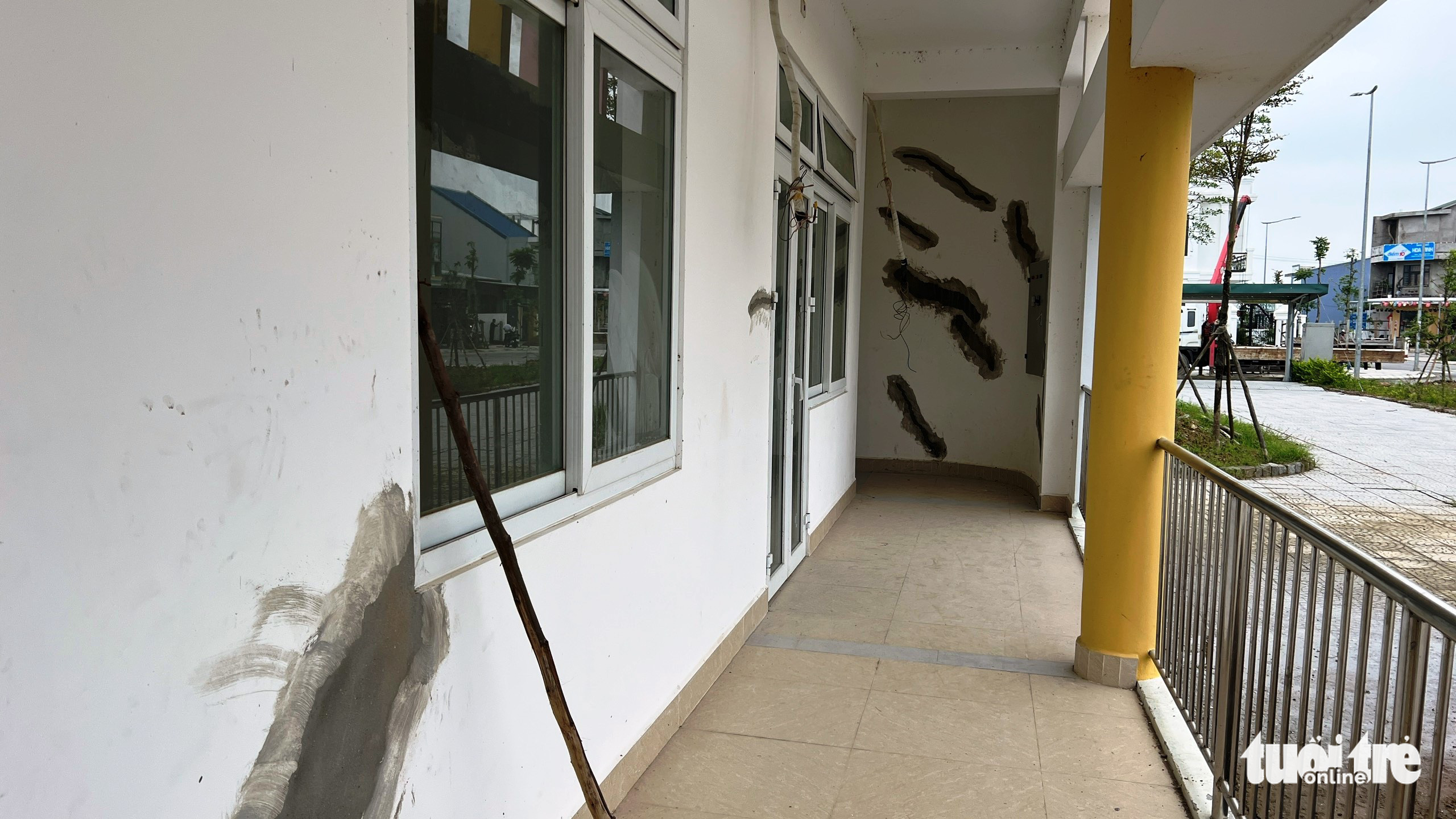 Cracks are found inside Hoang Mai Kindergarten in Thua Thien-Hue Province, Vietnam. Photo: Nhat Linh / Tuoi Tre