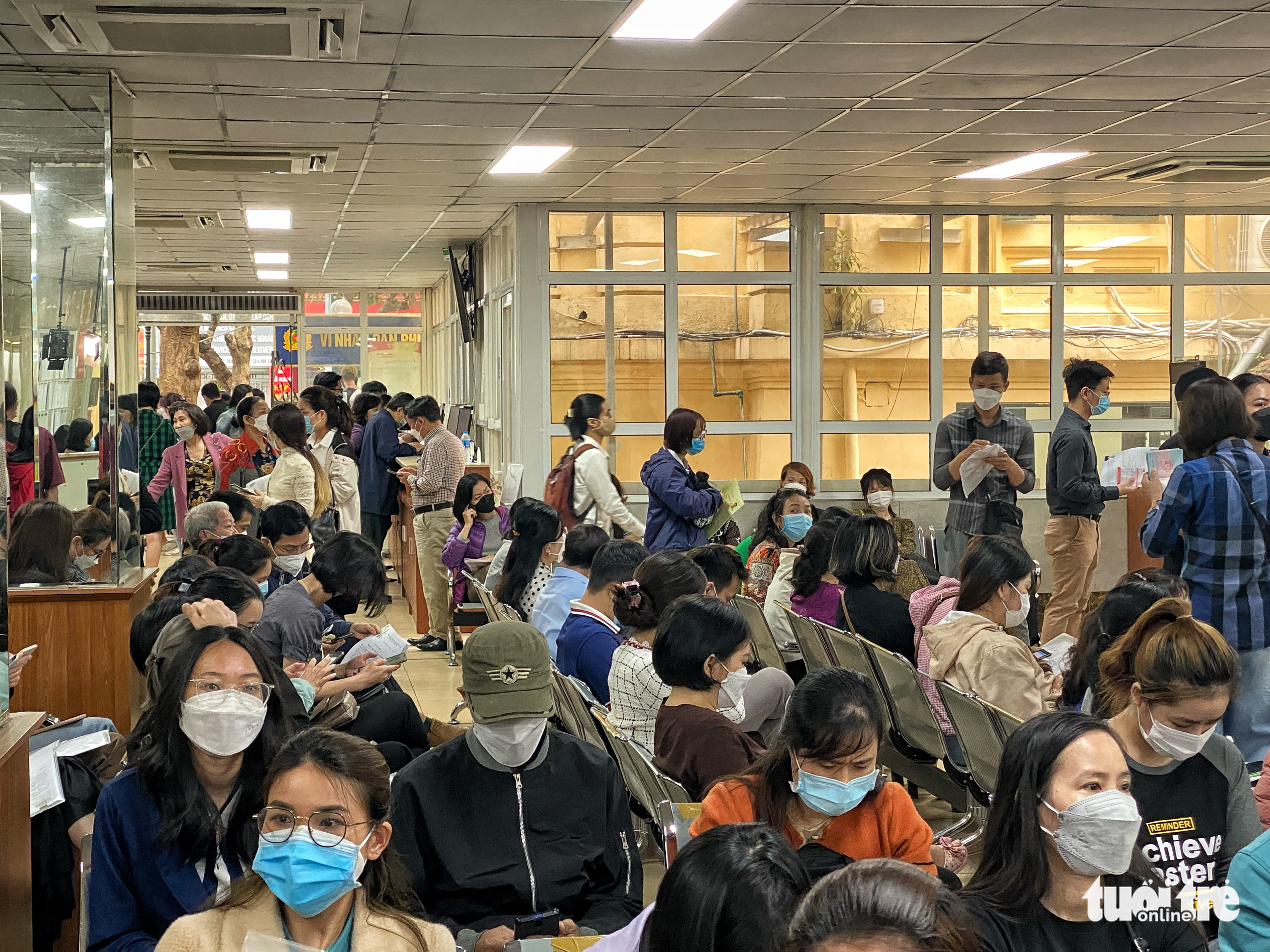 Many have to stand as they wait for their turn to carry passport procedures at the Immigration Department headquarters in Hanoi, April 21, 2022. Photo: Pham Tuan / Tuoi Tre