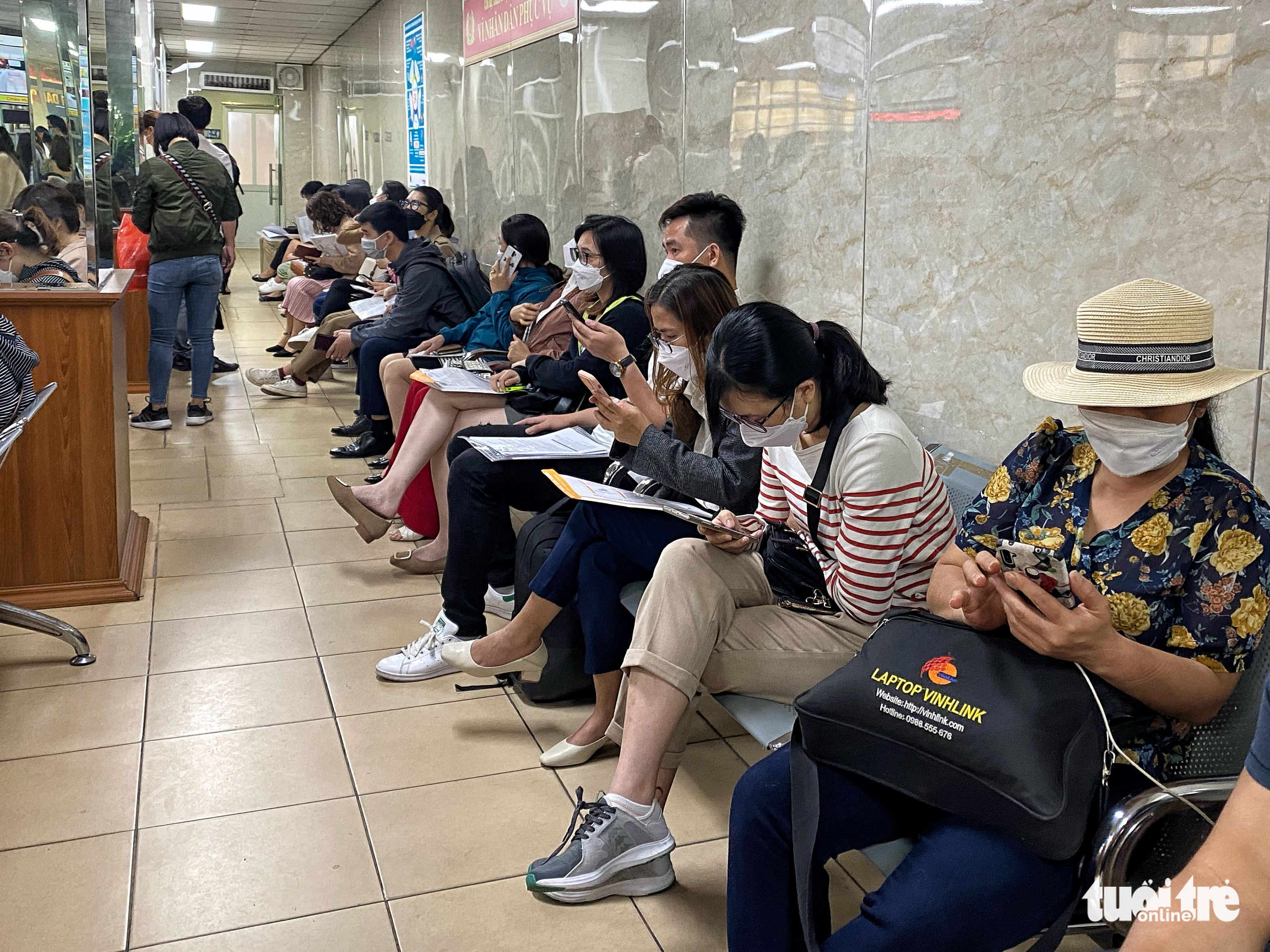 People wait during their passport application at the Immigration Department headquarters in Hanoi, April 21, 2022. Photo: Pham Tuan / Tuoi Tre