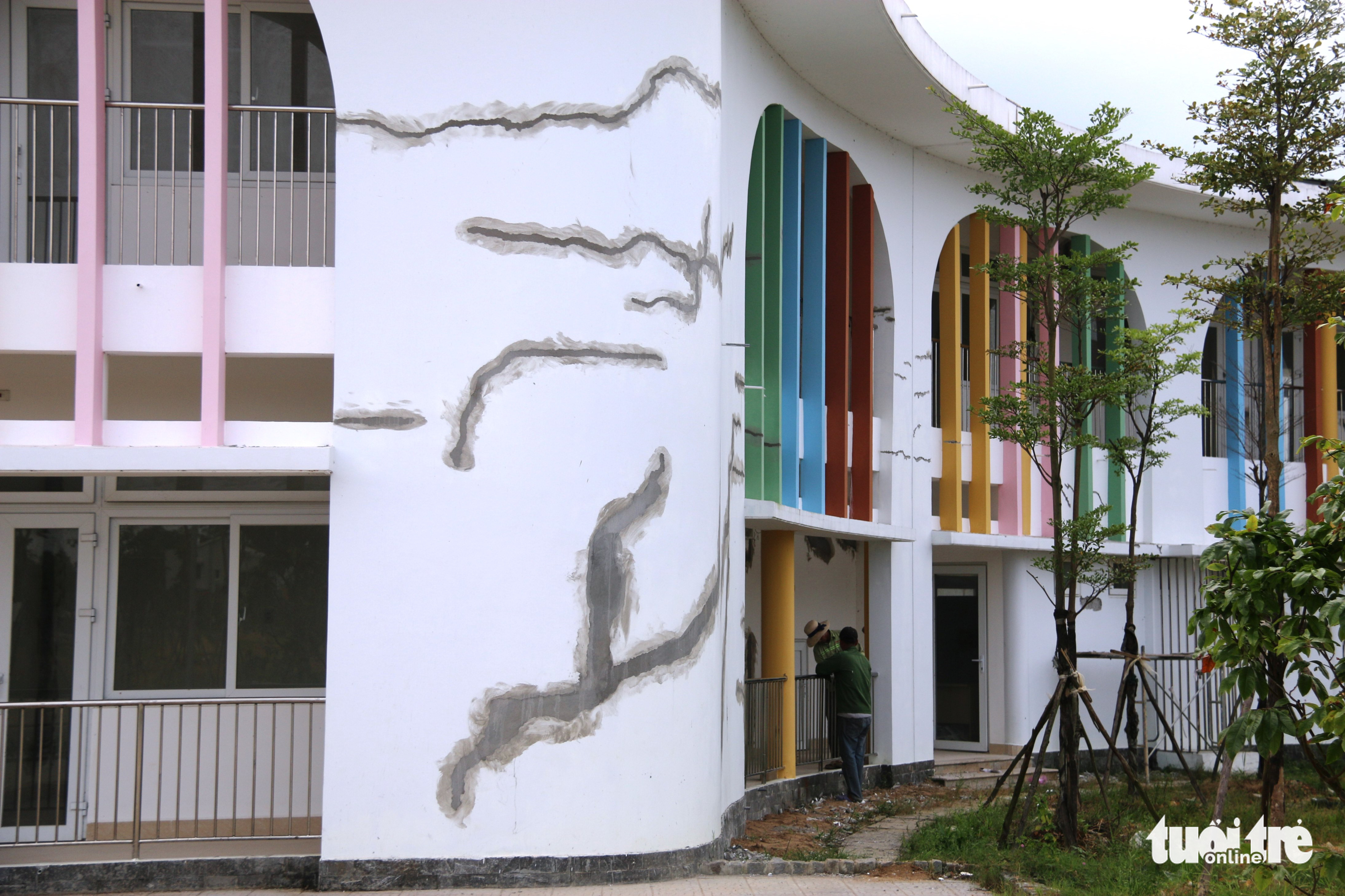 Cracks appear on the walls of Hoang Mai Kindergarten in Hue City, Thua Thien-Hue Province, Vietnam. Photo: Nhat Linh / Tuoi Tre