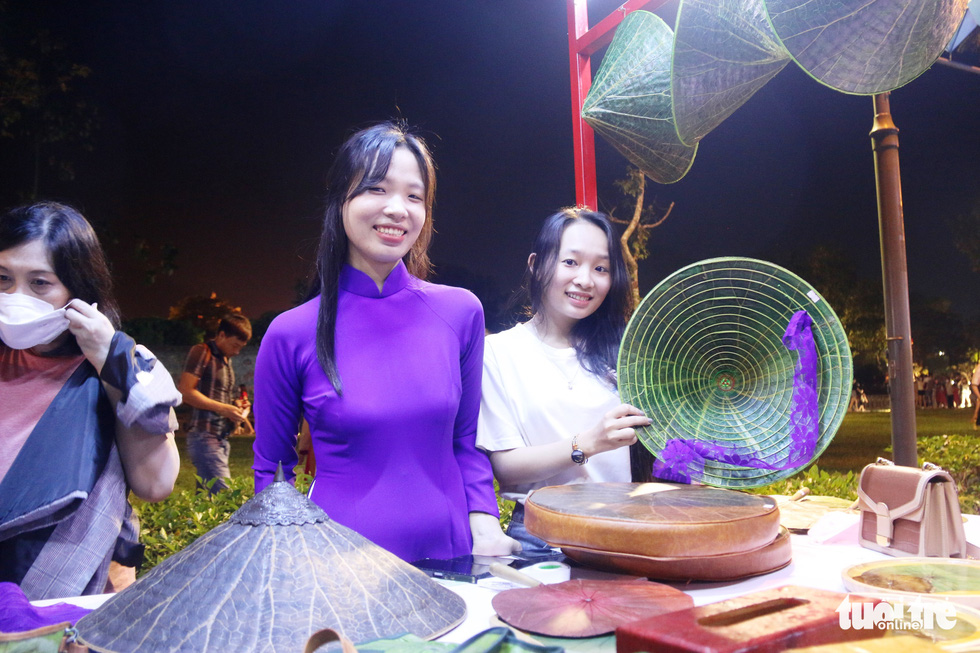 Hue’s ‘non la’ (conical hats) made from lotus leaves are seen at a stall in the night street zone in this photo. Photo: Nhat Linh / Tuoi Tre