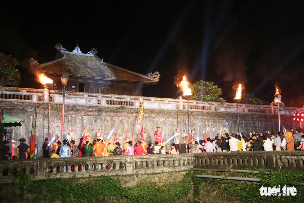 This image shows audiences enjoying a performance in the night street zone, which reconstitutes royal soldiers changing their night watch shift at the Hue Imperial Citadel City during Vietnam’s Nguyen Dynasty. Photo: Nhat Linh / Tuoi Tre