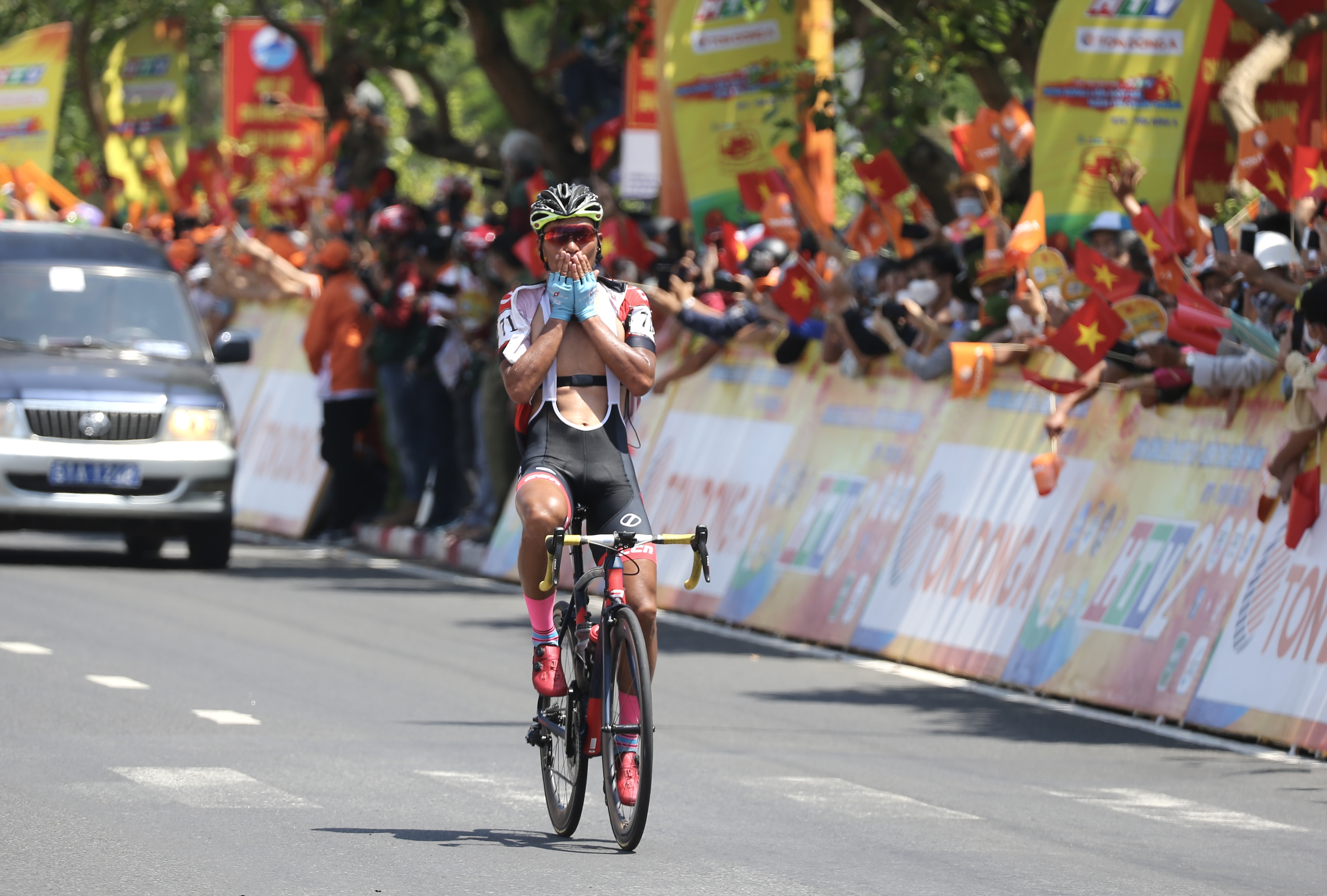 Mongolian wins 17th stage of Vietnam’s national cycling race