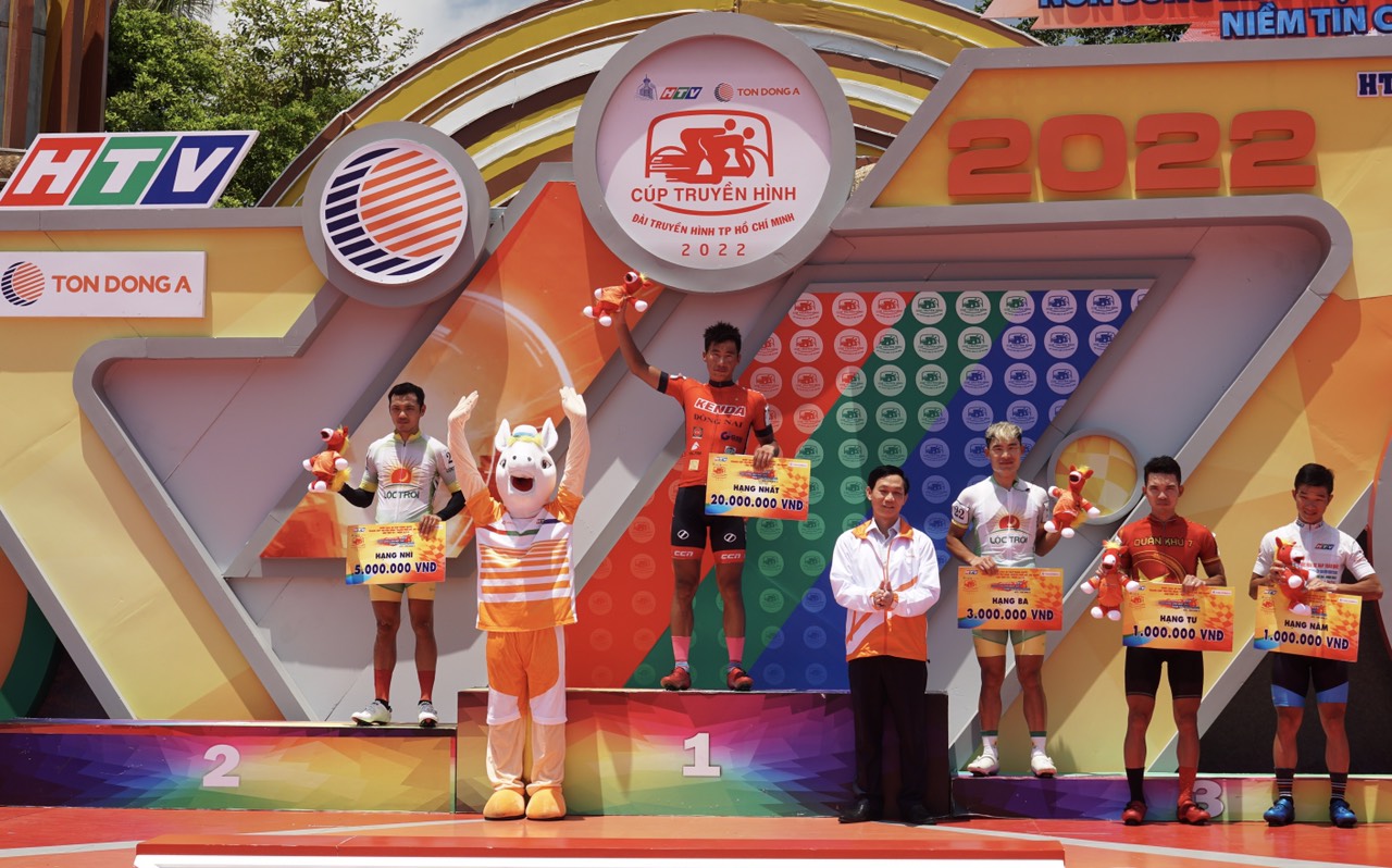 Cyclists receive their rewards following the 17th stage of the 2022 Ho Chi Minh City TV (HTV) Cup tournament in Tuy Hoa City, Phu Yen Province, Vietnam, April 23, 2022. Photo: M.Q. / Tuoi Tre