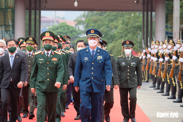 The Chinese People’s Liberation Army delegation led by National Defense Minister Wei Fenghe (front wow, right) is welcomed at Ta Lung International Border Gate in Vietnam’s Cao Bang Province on April 23, 2022. Photo: Nguyen Bao / Tuoi Tre