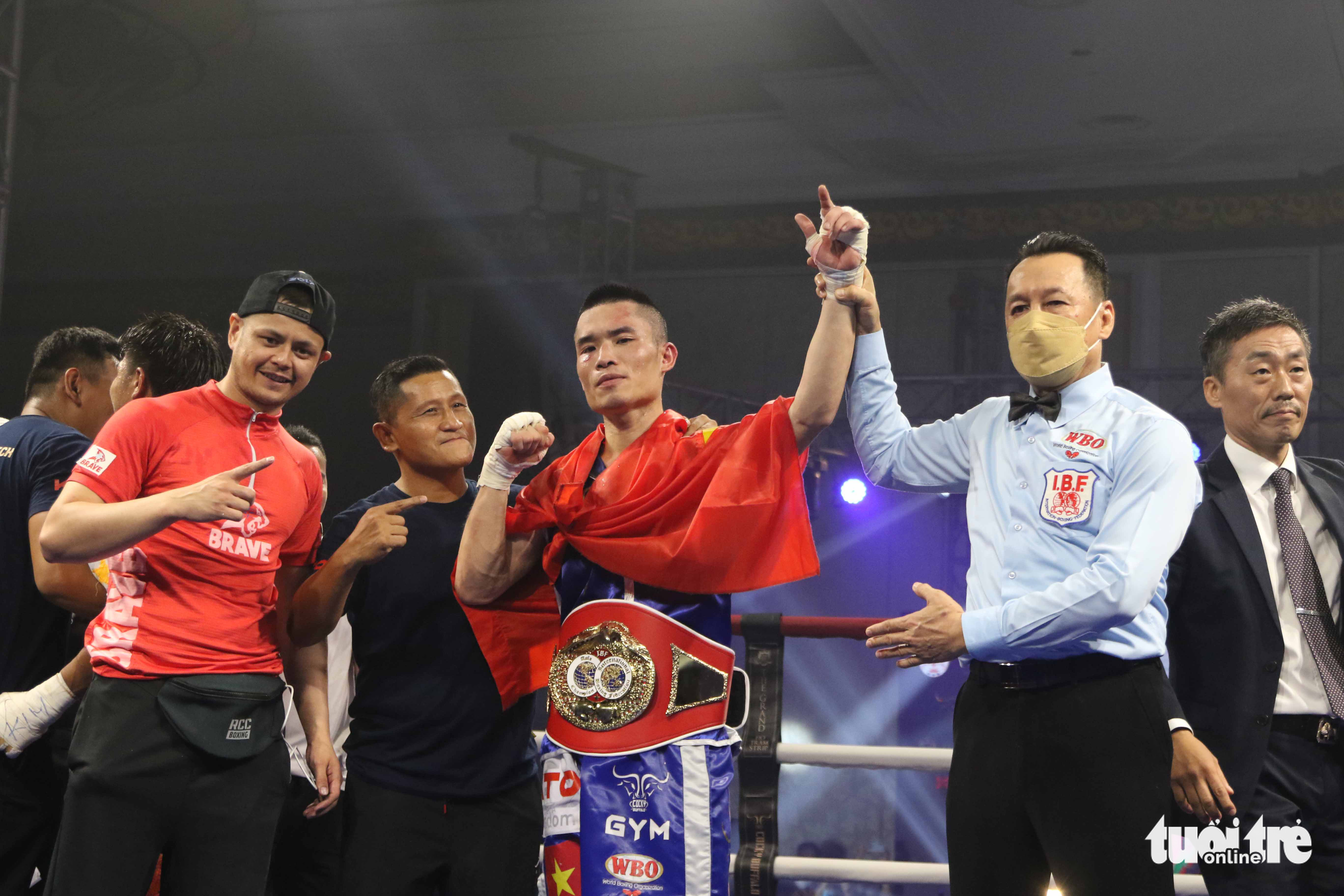 Vietnamese boxer Dinh Hong Quang wins the IBF lightweight Asia belt in Ba Ria-Vung Tau Province, Vietnam, April 23, 2022. Photo: T.P. / Tuoi Tre