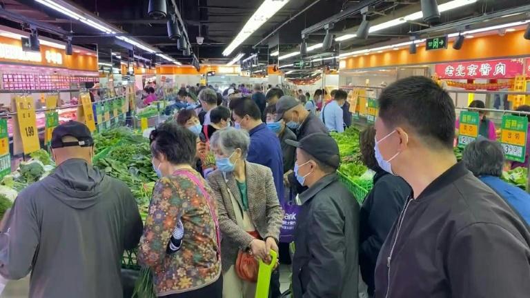 People buy food and household provisions at a supermarket in Beijing on April 25, 2022. Photo: AFP