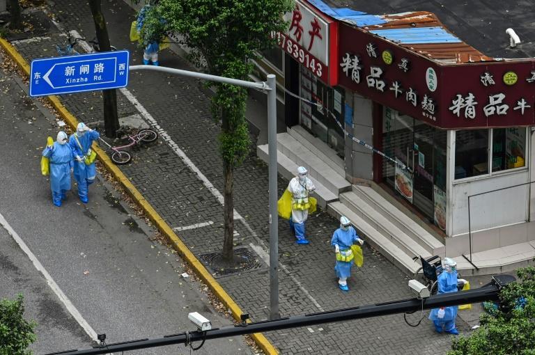 Health workers wearing personal protective equipment (PPE) arrive at a neighbourhood during the COVID-19 lockdown in the Jing'an district in Shanghai on April 24, 2022. Photo: AFP