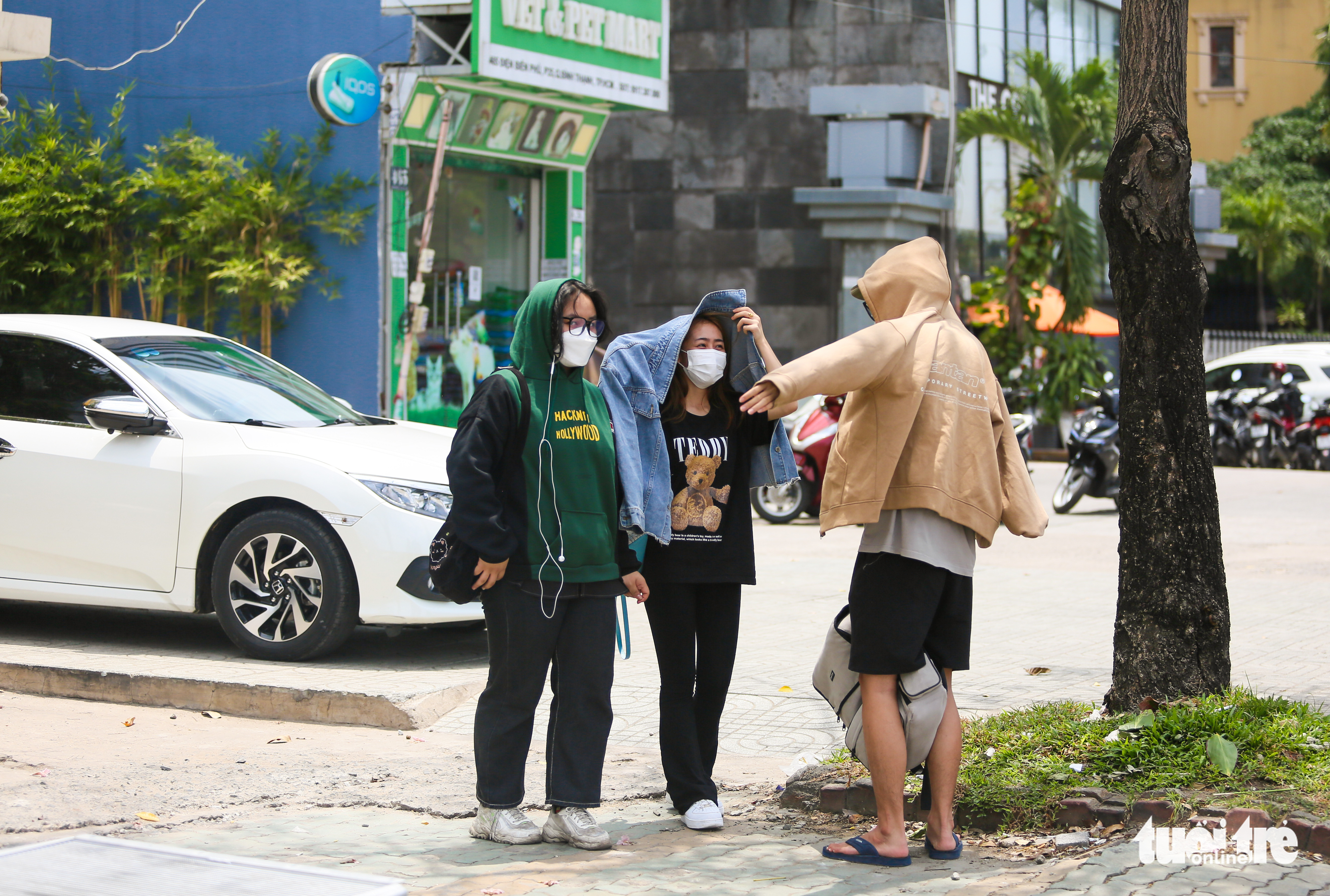 Young people use jackets to protect themselves from the sun in Ho Chi Minh City, April 24, 2022. Photo: Chau Tuan / Tuoi Tre