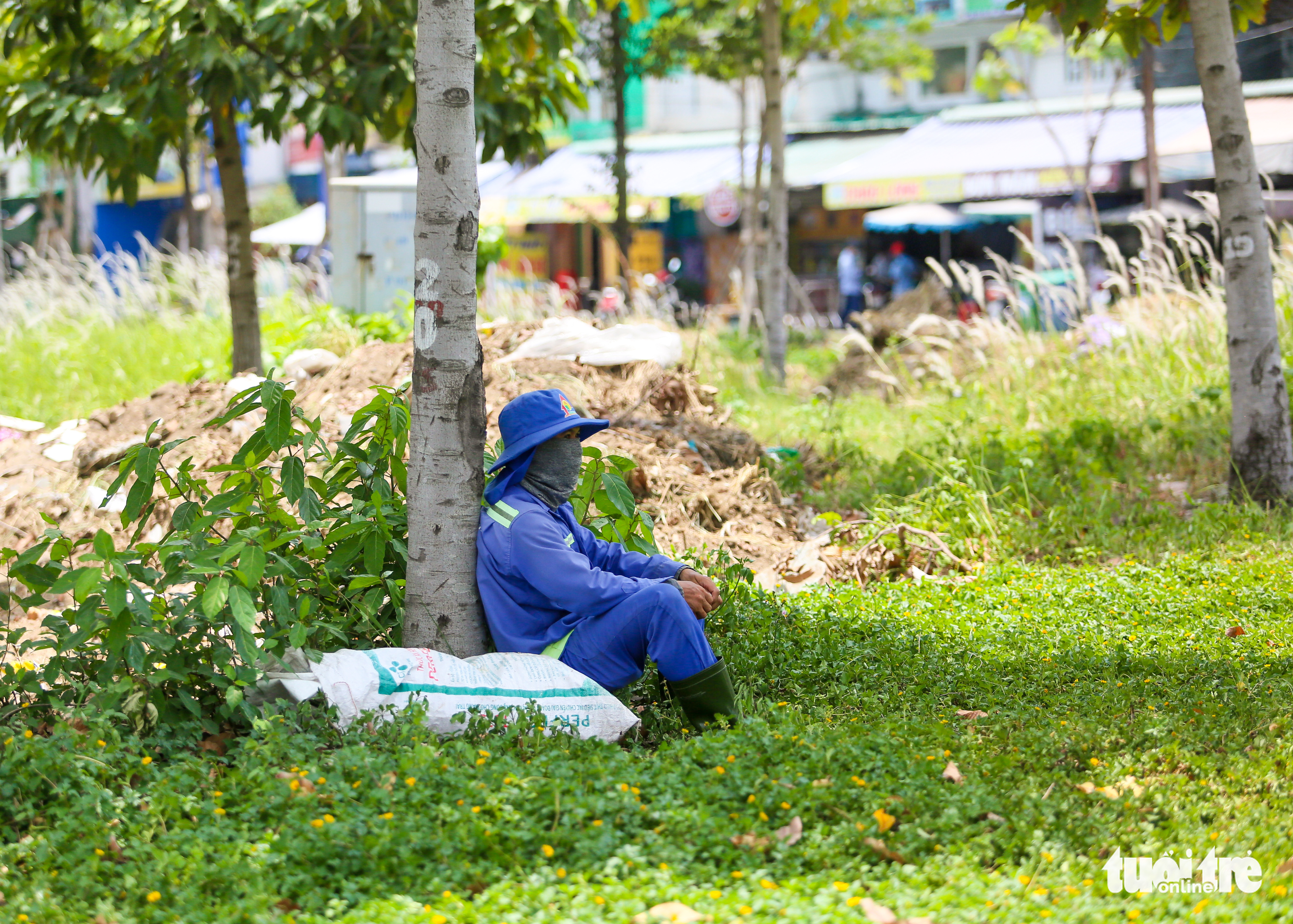 A worker takes a break under a tree in Ho Chi Minh City, April 24, 2022. Photo: Chau Tuan / Tuoi Tre