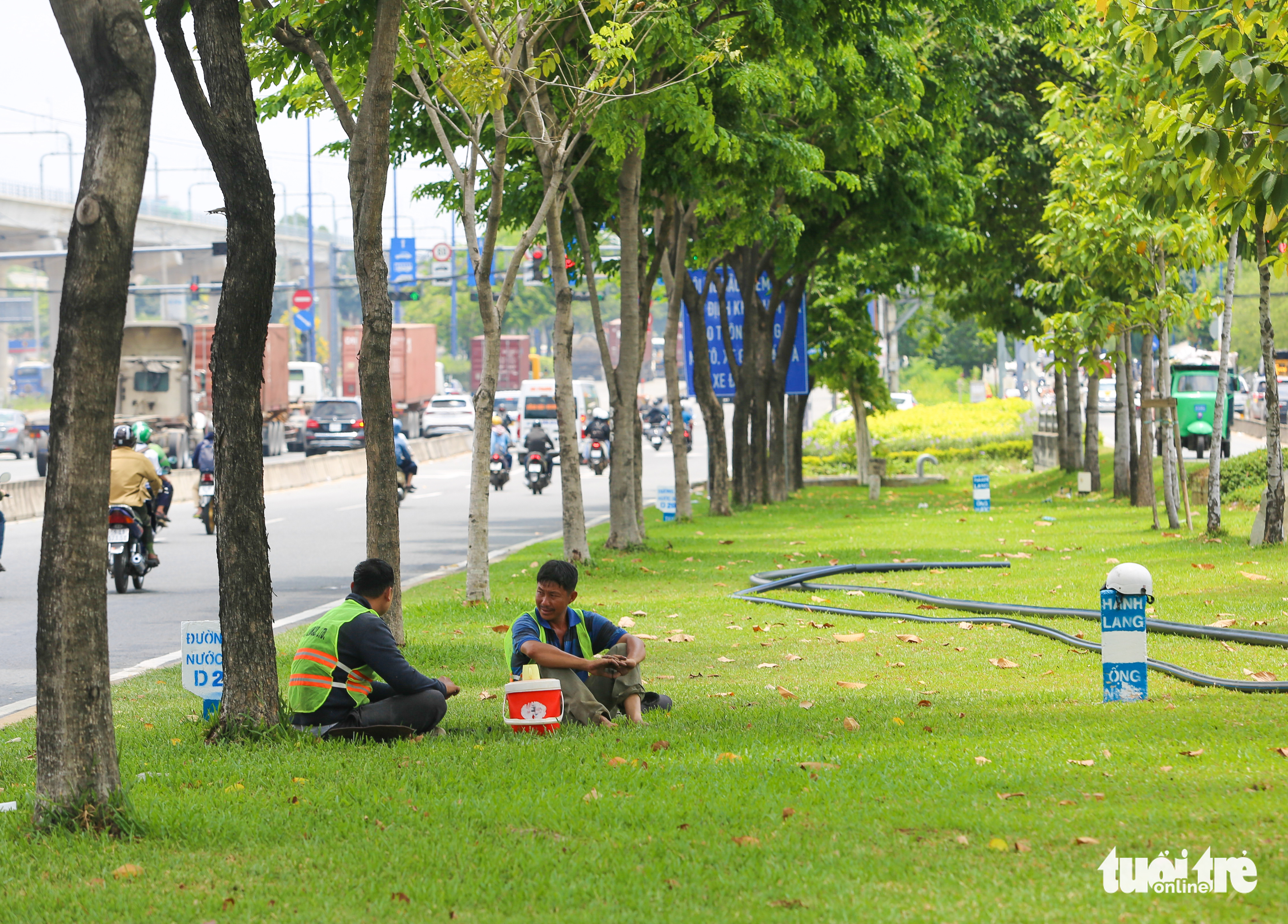 Workers take a break along a sidewalk in Ho Chi Minh City, April 24, 2022. Photo: Le Phan / Tuoi Tre