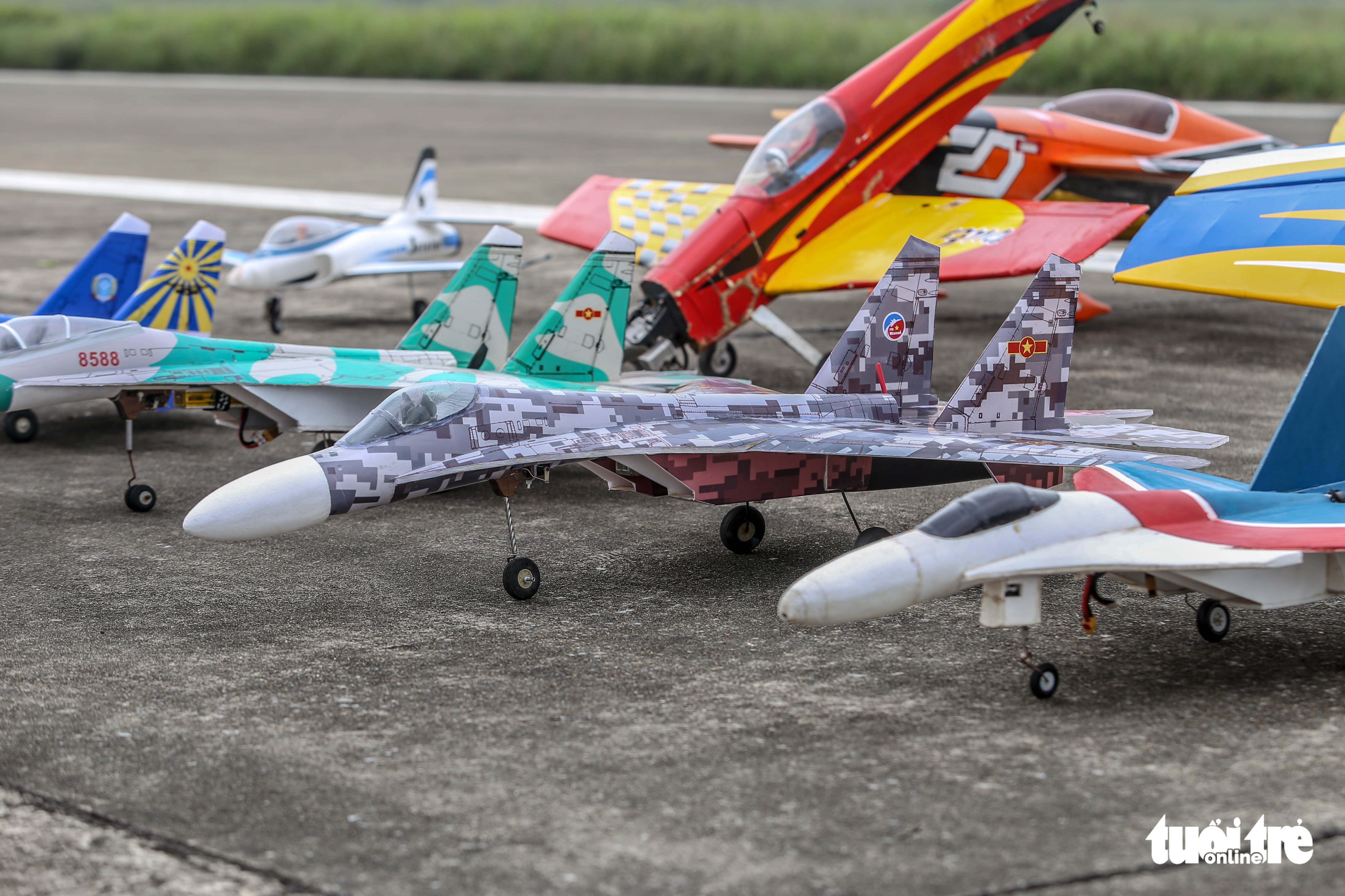 Model airplanes at the Funfly 2022 competition in Hanoi, April 23, 2022. Photo: Ha Quan / Tuoi Tre