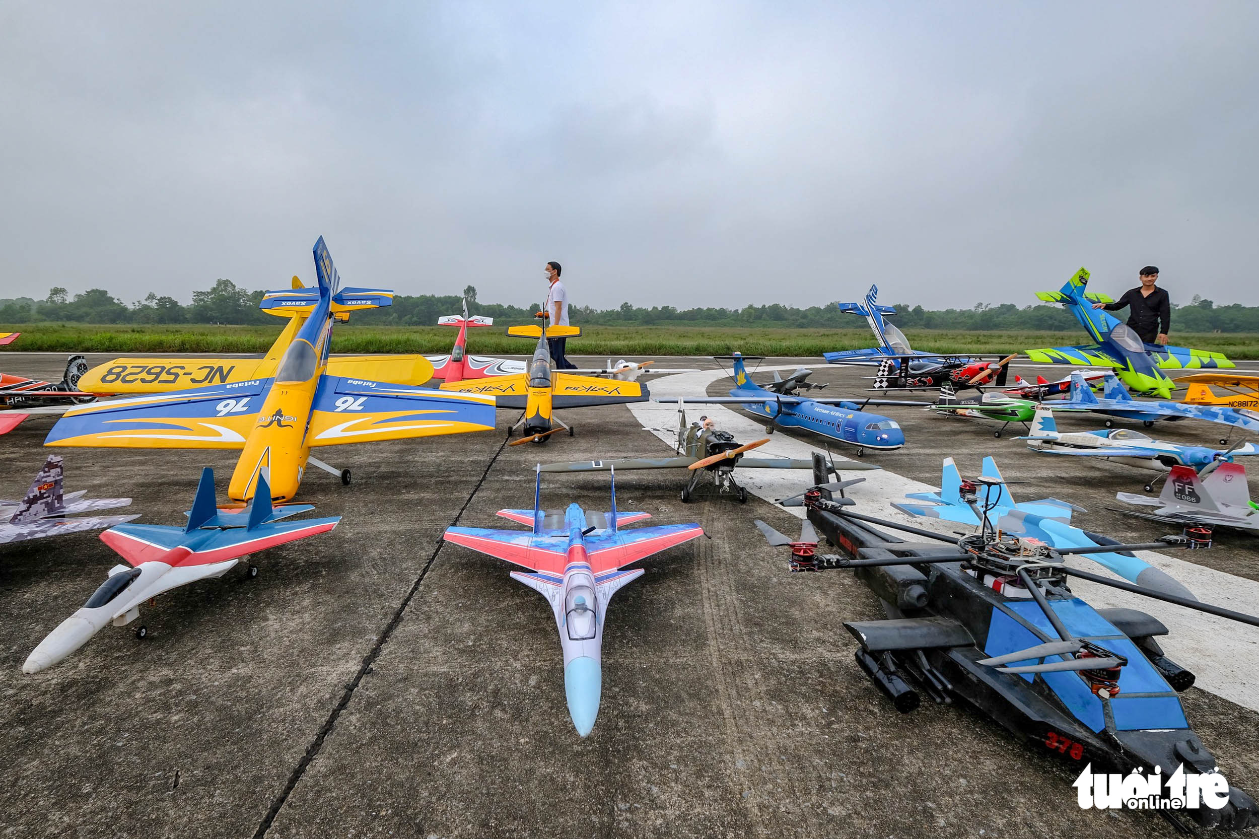Model airplanes at the Funfly 2022 competition in Hanoi, April 23, 2022. Photo: Ha Quan / Tuoi Tre