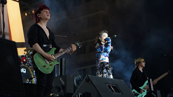 The Metanoia band performs at the ‘Noi vong tay lon’ rock show on Nguyen Hue Pedestrian Street in District 1 on April 24, 2022. Photo: Tran Mac / Tuoi Tre