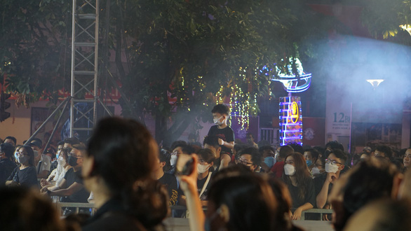 Visitors enjoy performances at the ‘Noi vong tay lon’ rock show on Nguyen Hue Pedestrian Street in District 1 on April 24, 2021. Photo: Tran Mac / Tuoi Tre